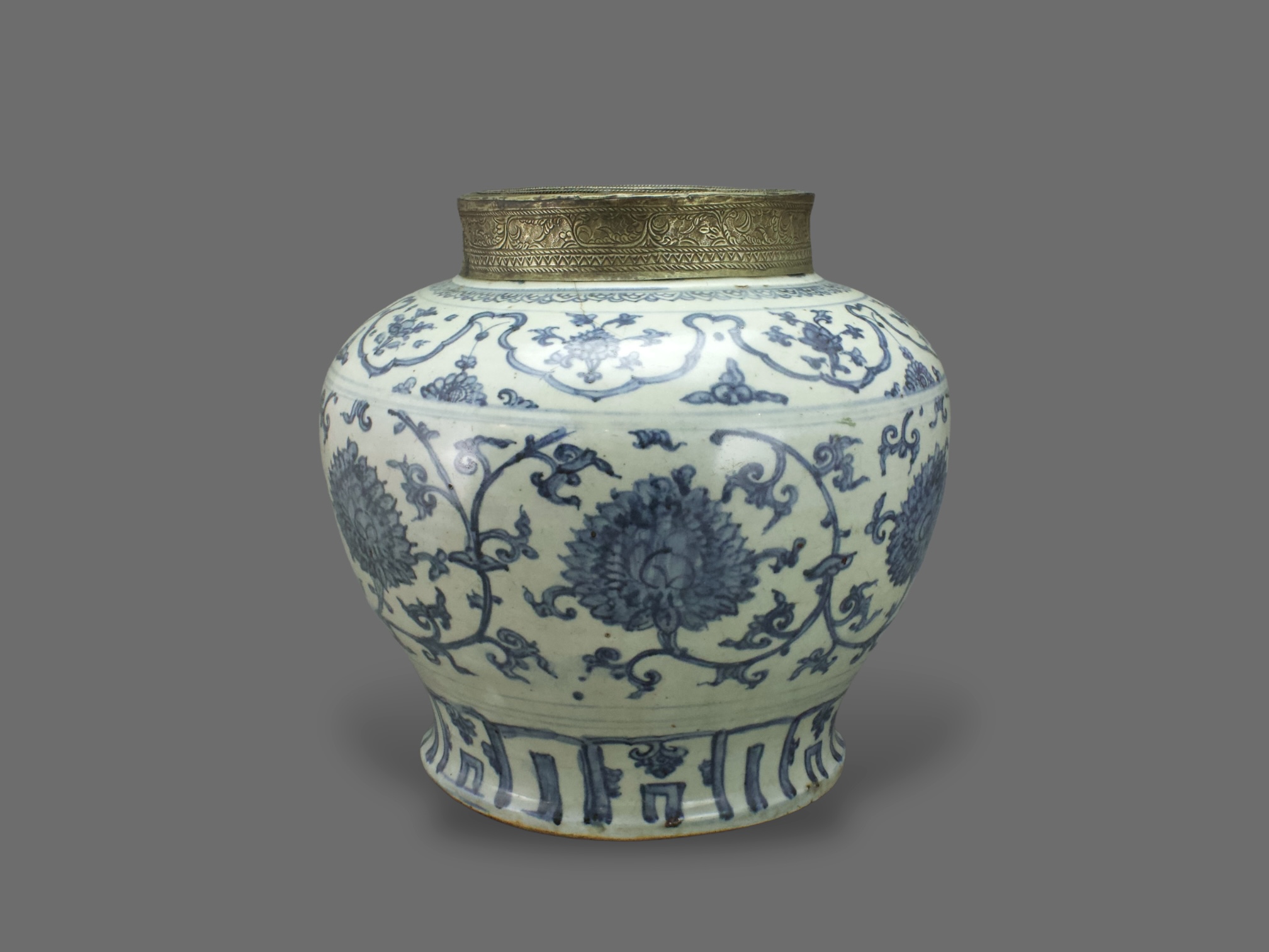 A Large Blue and White Lotus Jar, guan, mid Ming dynasty H:29.4cm the heavily potted jar of - Image 4 of 6