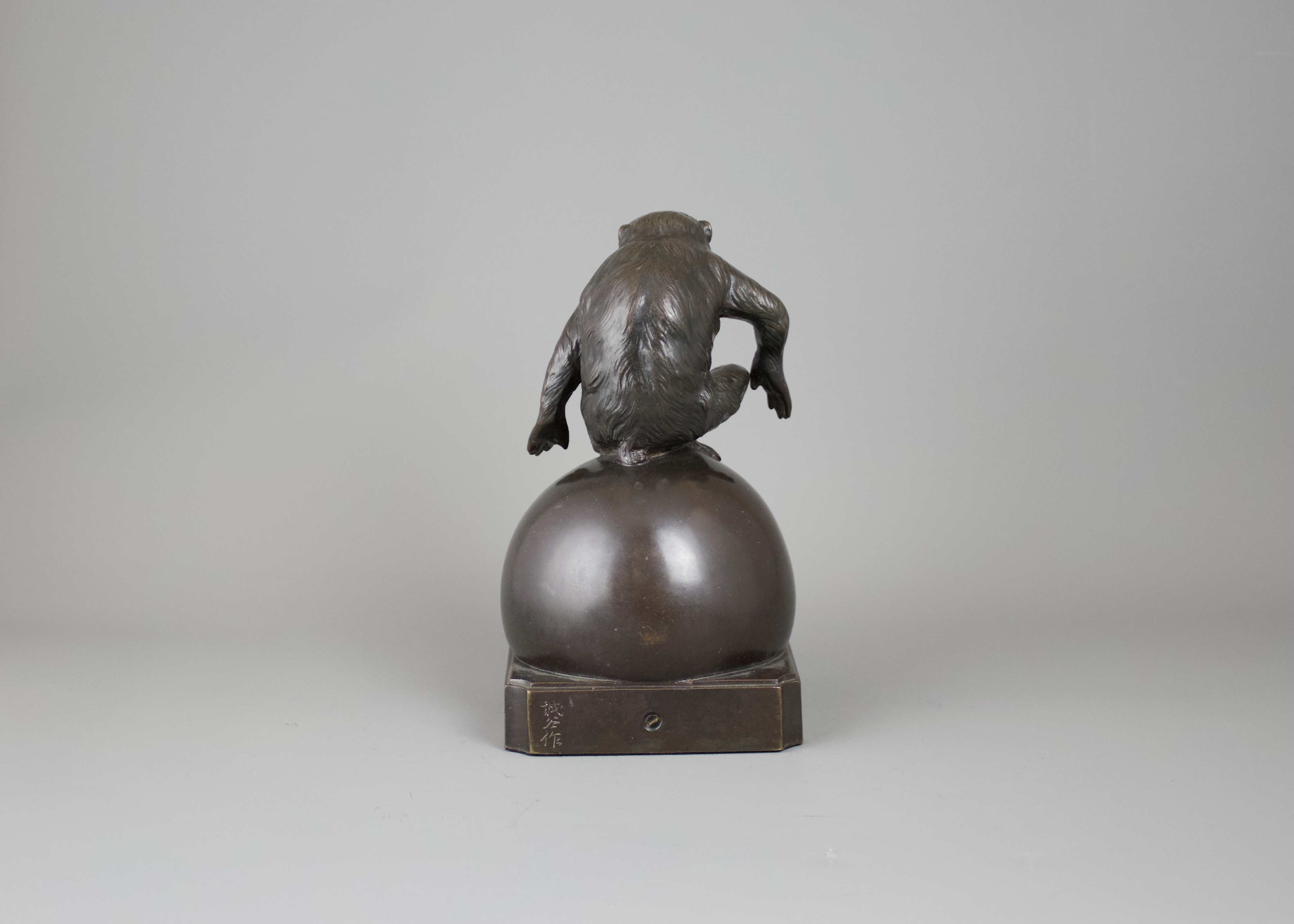 A Japanese Bronze Gibbon, Taisho period H:21.5cm with good dark patina, seated on a large ball as if - Bild 3 aus 7