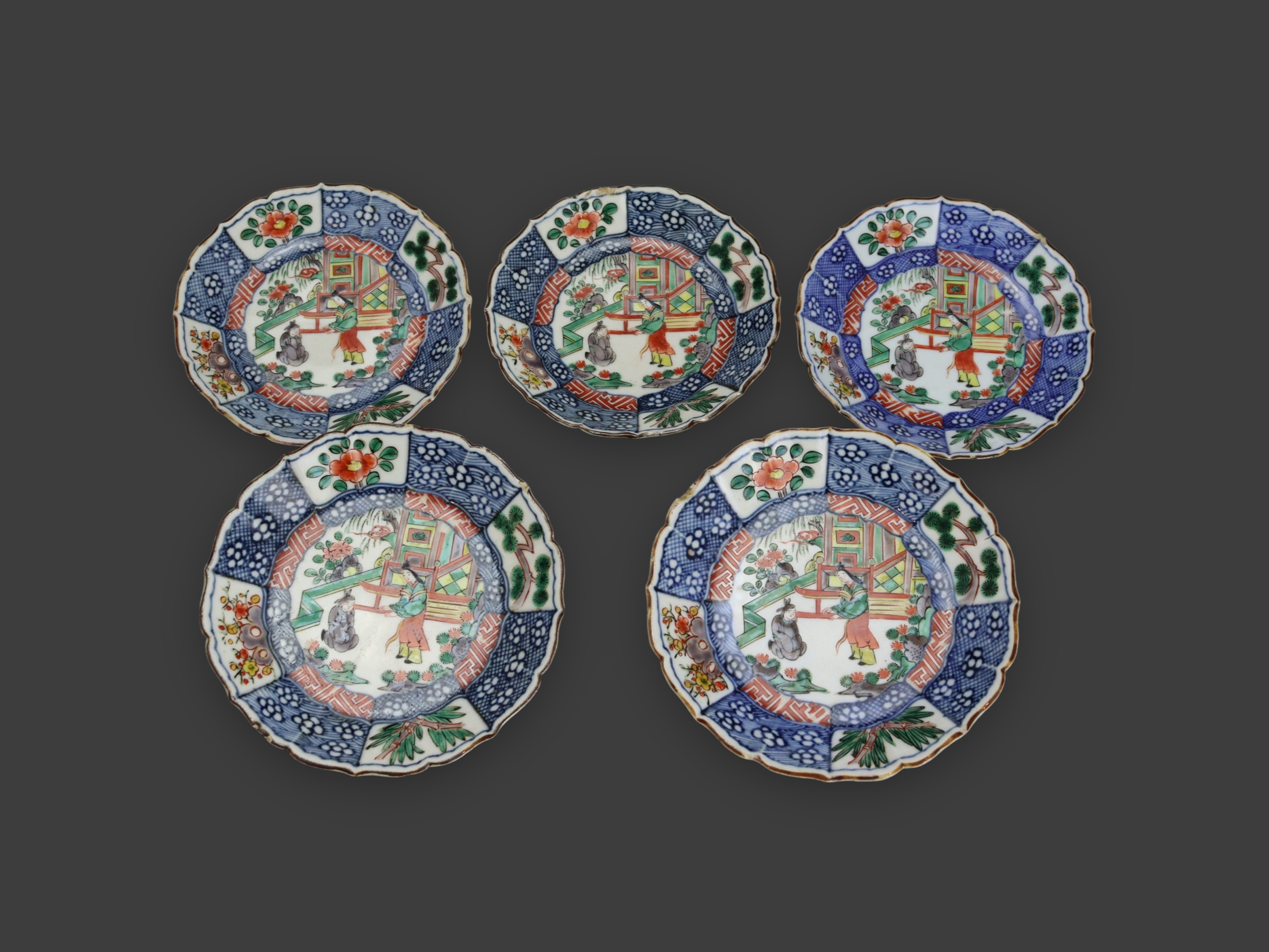 A Set of Five Japanese Arita Dishes, 19th Century W:15cm with central scene of a courtier kneeling - Bild 2 aus 4