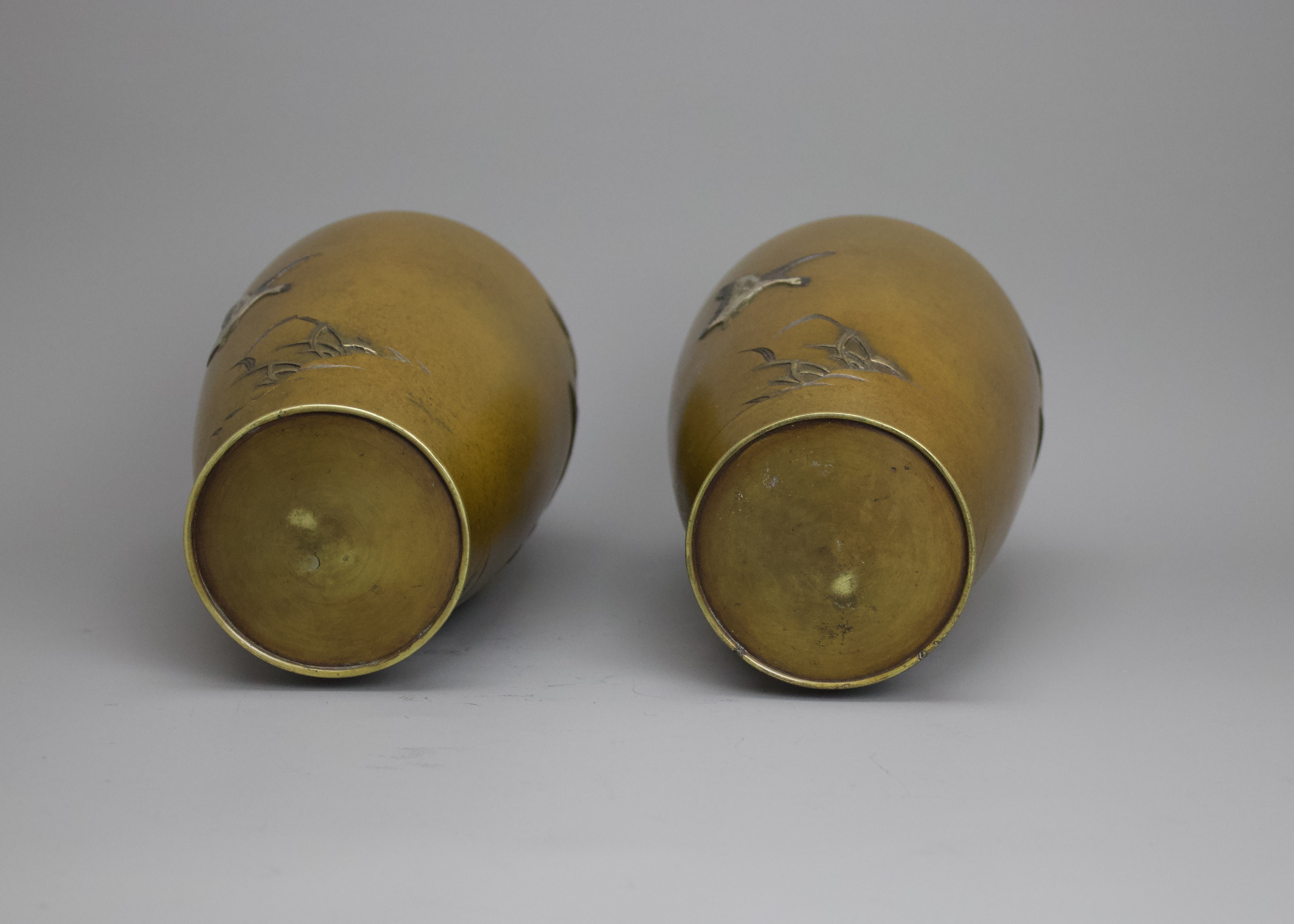 A Pair of Mixed Metal Japanese Vases, Meiji period H: 22cm decorated with three geese descending - Bild 4 aus 4