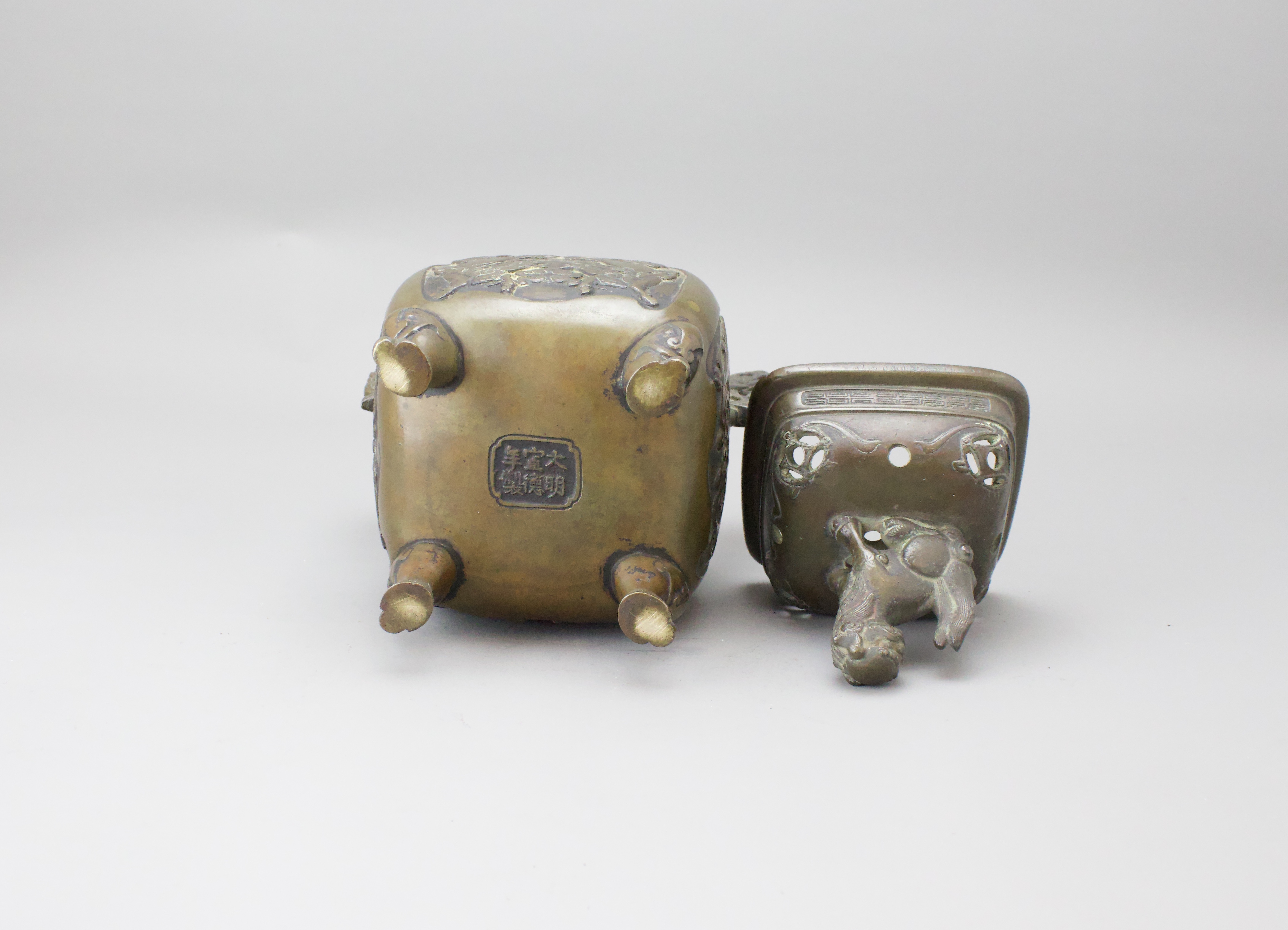 A Japanese Bronze Censer and Cover, Meiji period H:21cm Of square section, standing on four baluster - Bild 4 aus 4
