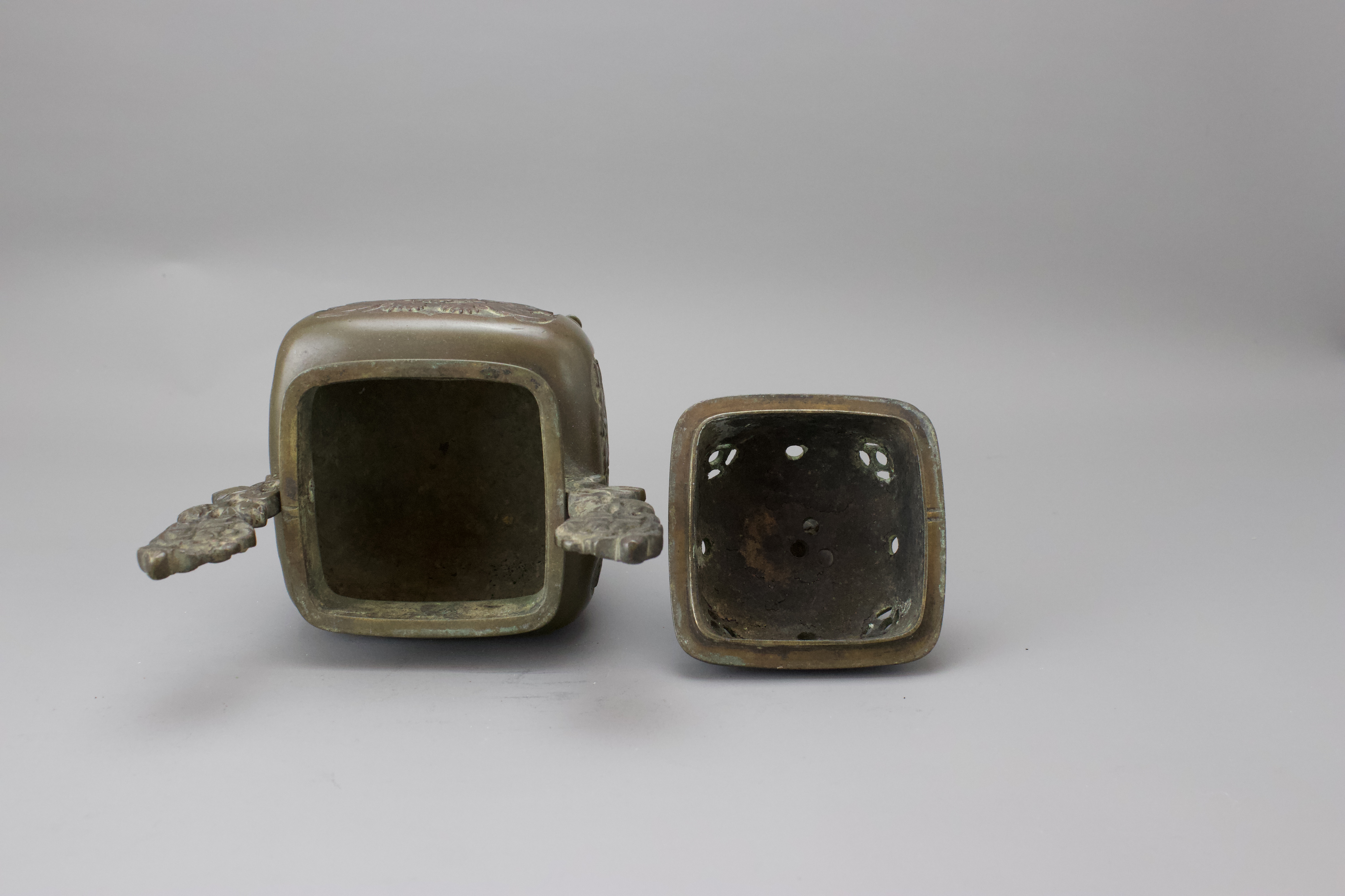 A Japanese Bronze Censer and Cover, Meiji period H:21cm Of square section, standing on four baluster - Bild 3 aus 4