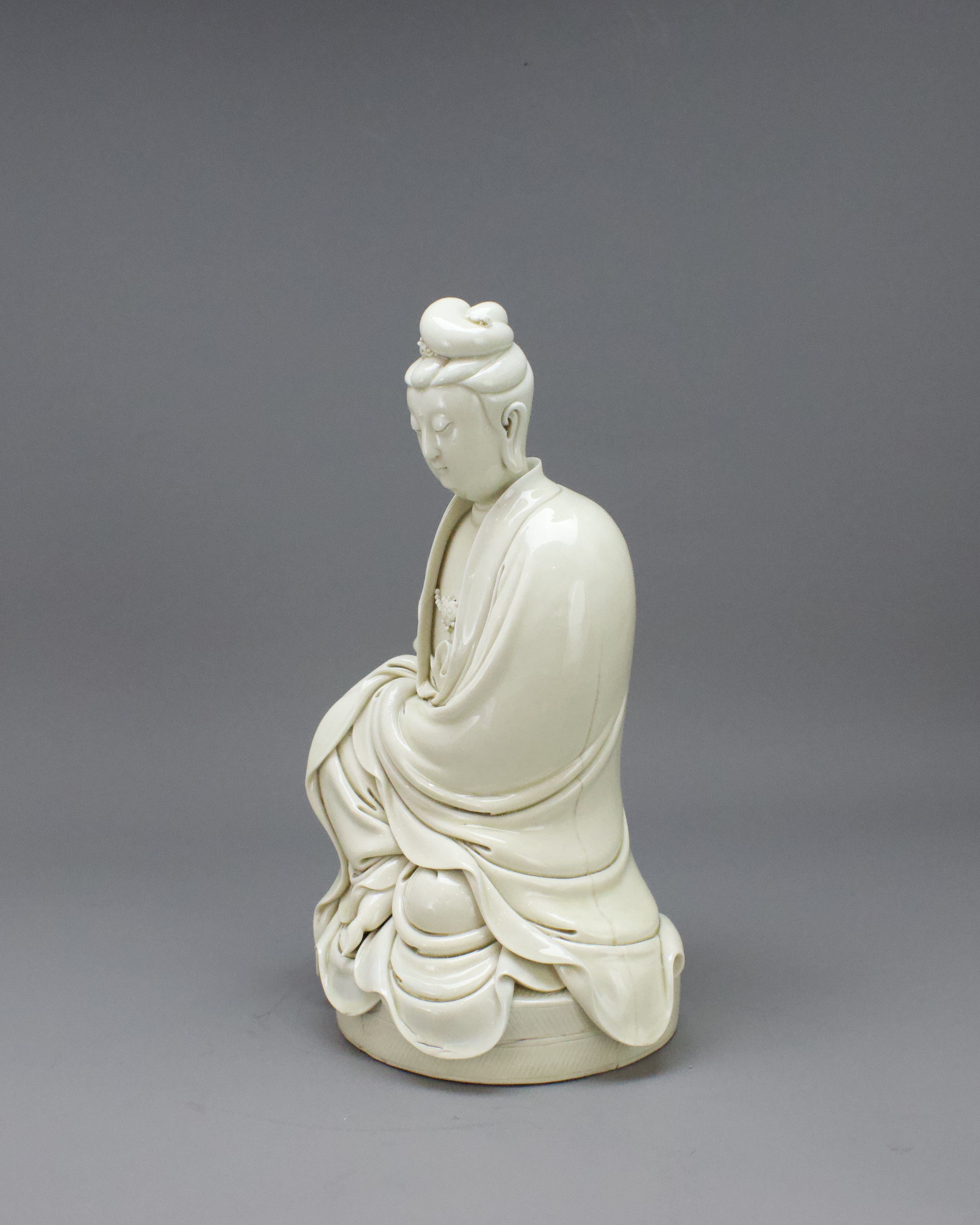 A Dehua Seated Figure of Guanyin, three character impressed sealmark He Chaozong H:28.8cm finely - Image 5 of 8