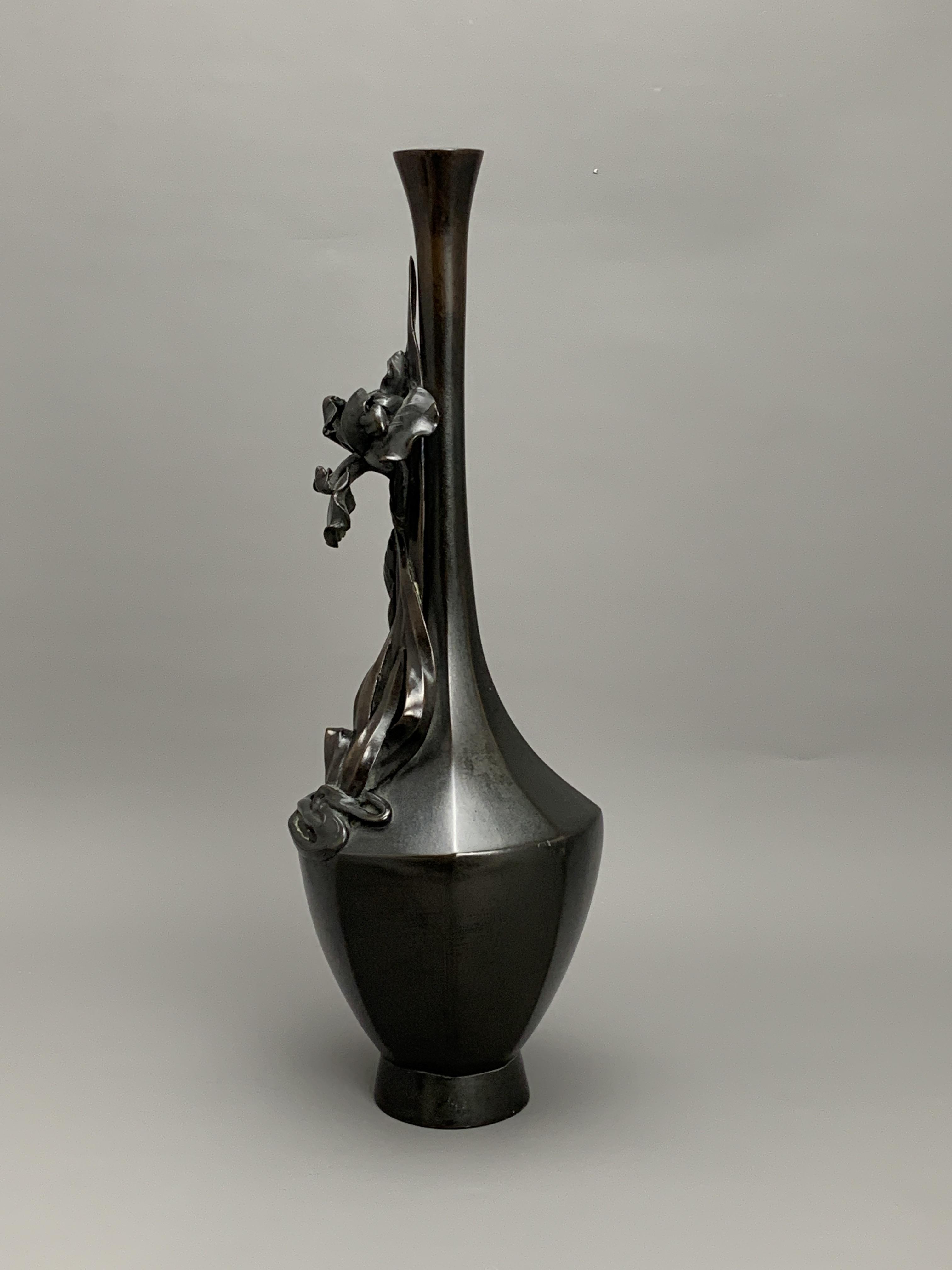 A Japanese Bronze 'Iris' Vase, Meiji period H:35.5cm the elegant tall bottle vase of hexagonal - Bild 2 aus 3