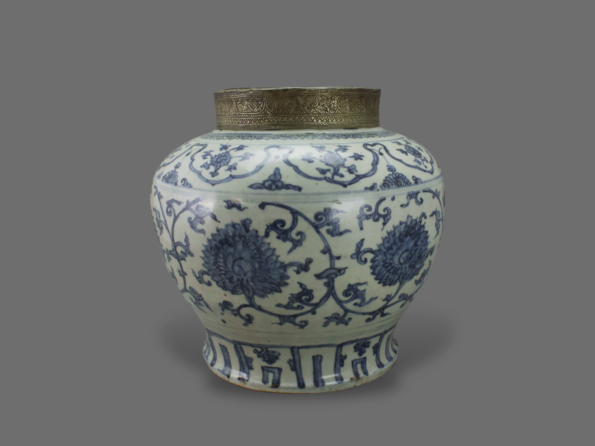 A Large Blue and White Lotus Jar, guan, mid Ming dynasty H:29.4cm the heavily potted jar of - Image 3 of 6