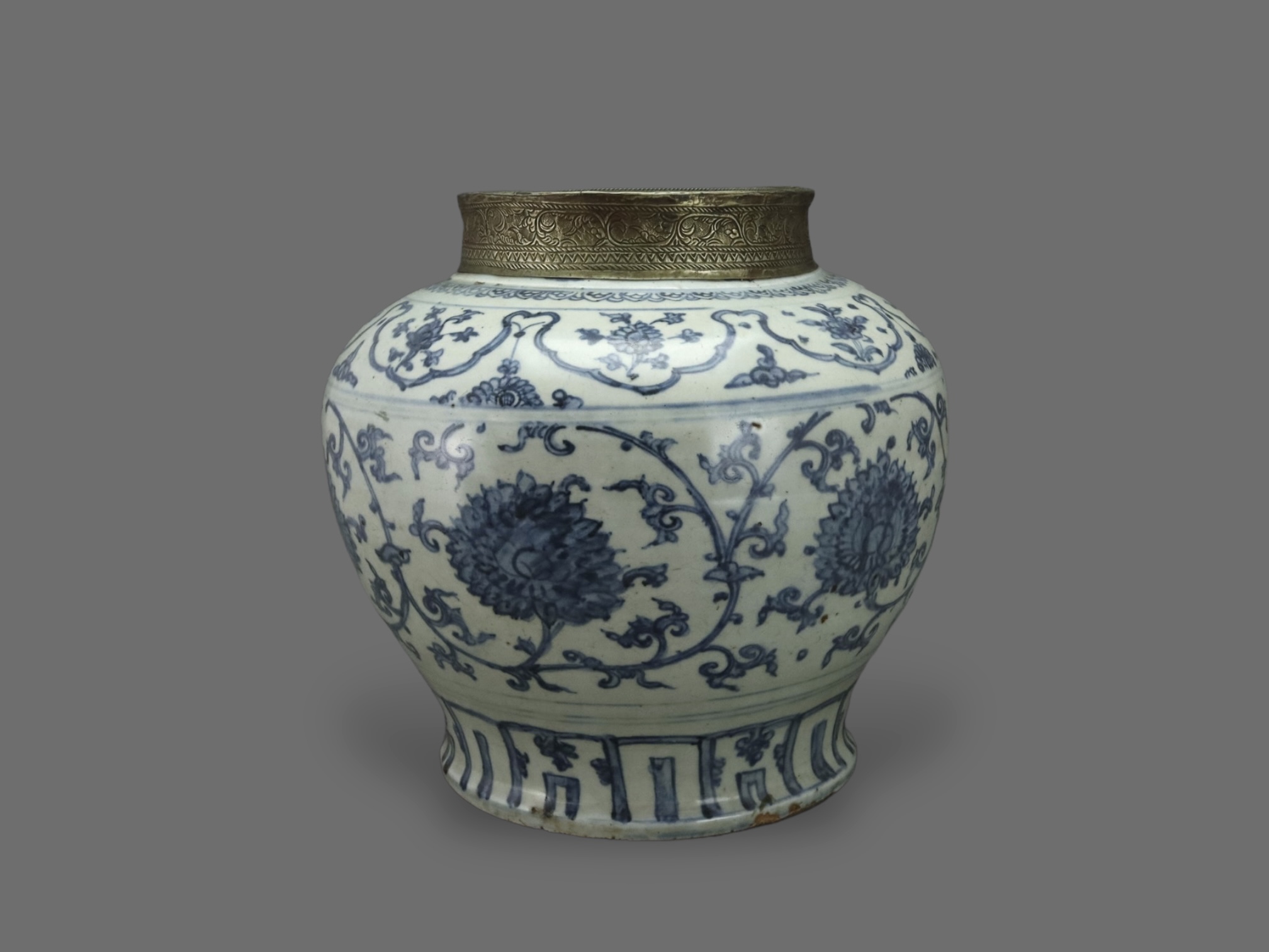 A Large Blue and White Lotus Jar, guan, mid Ming dynasty H:29.4cm the heavily potted jar of - Image 2 of 6