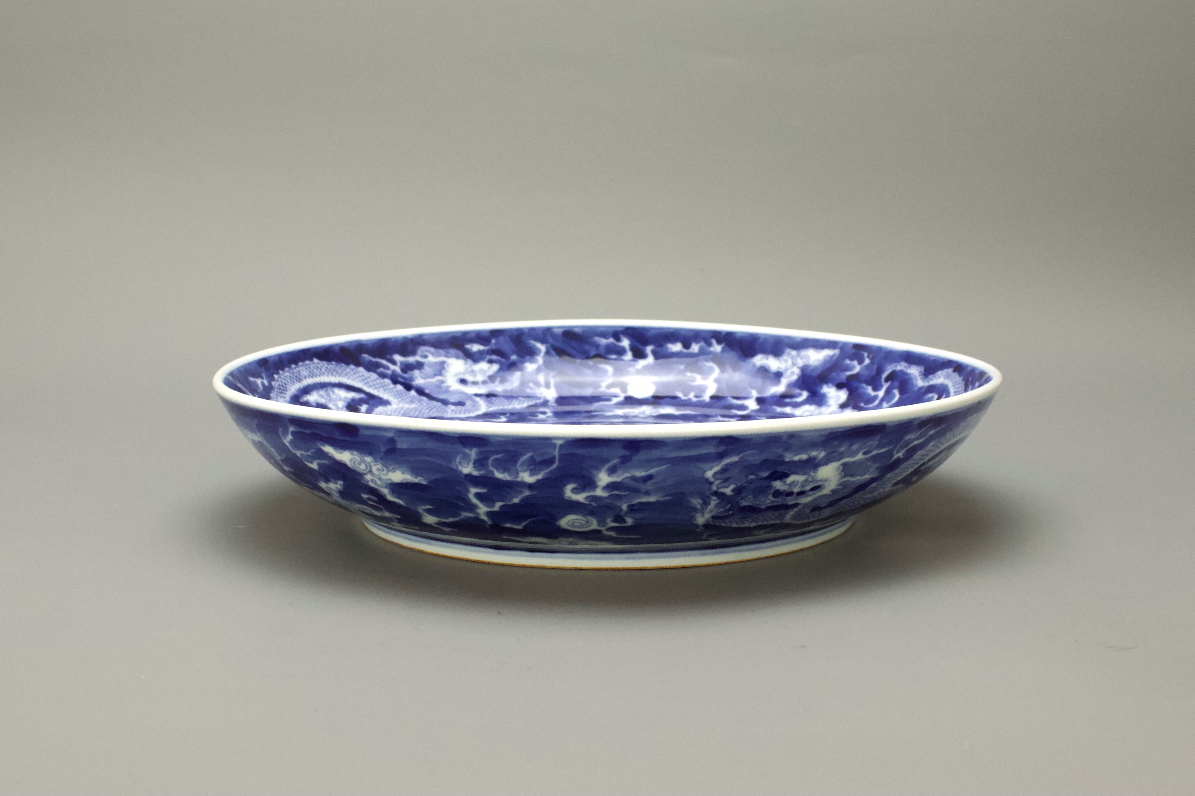 A Blue and White Dragon Dish, six character mark of Kangxi W:24.5cm decorated with dragons - Image 3 of 4