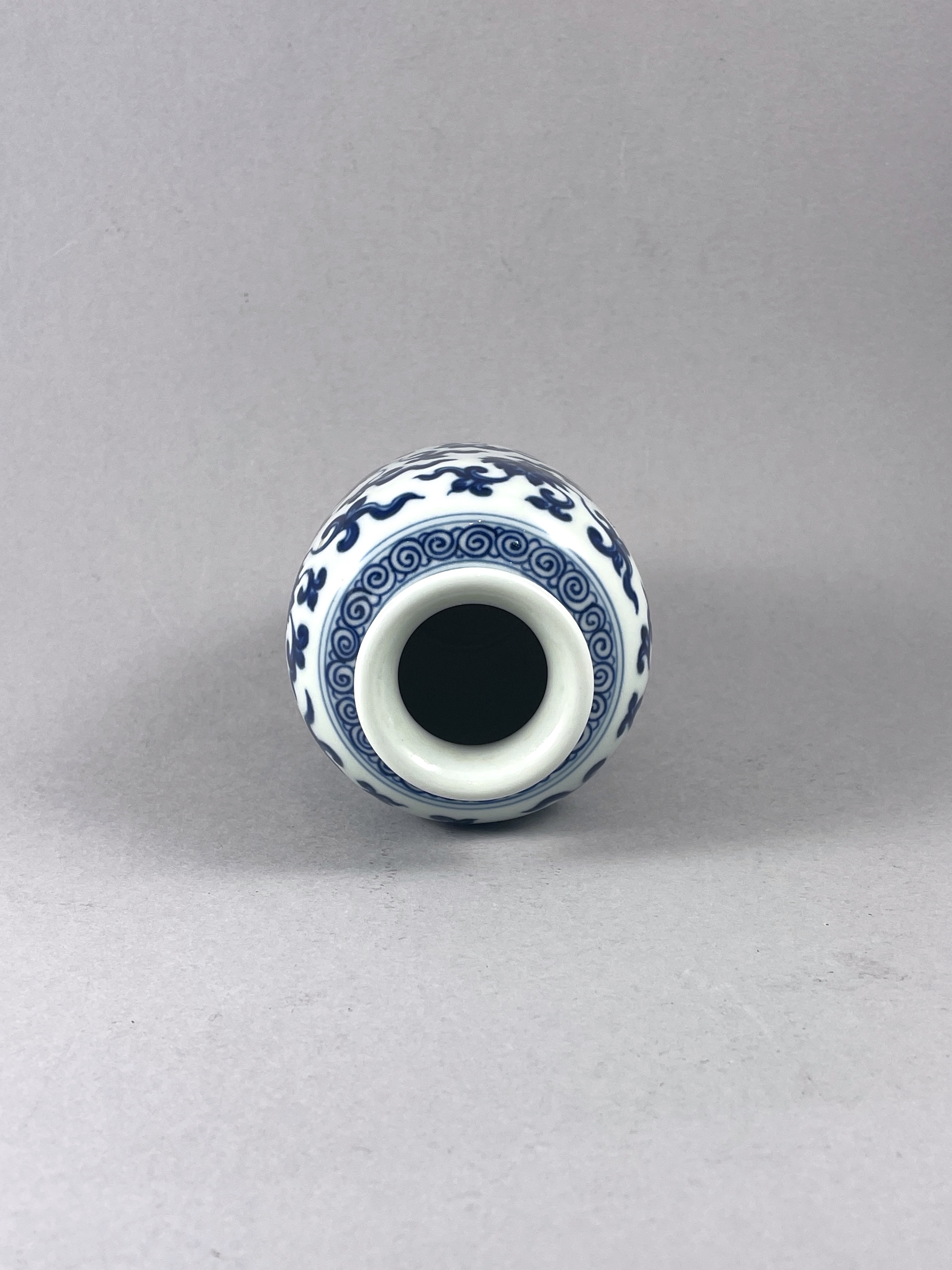 A blue and white ovoid Vase, Six character mark of Yongzheng, H: 12.8cm decorated with a Ming - Image 2 of 3