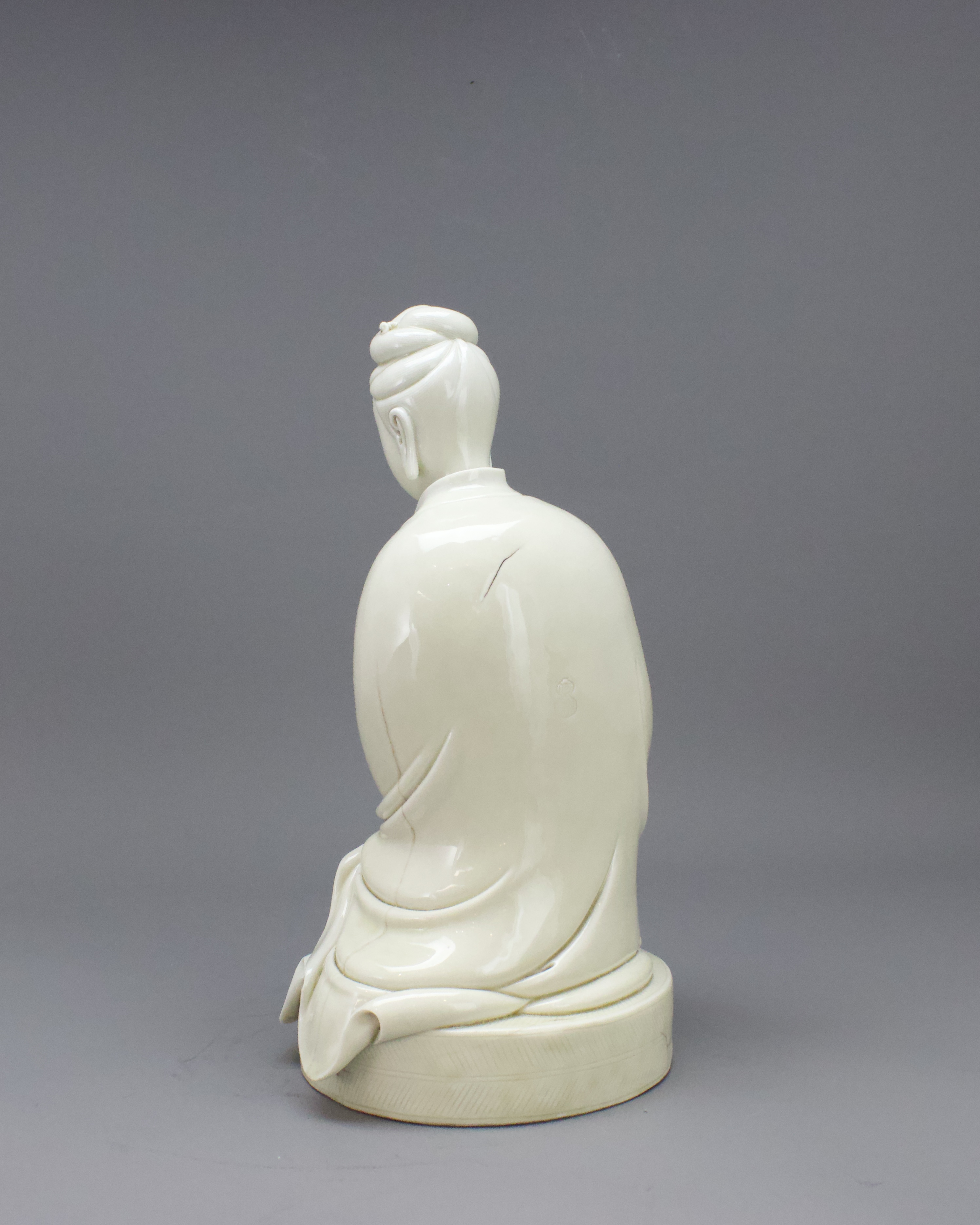 A Dehua Seated Figure of Guanyin, three character impressed sealmark He Chaozong H:28.8cm finely - Image 6 of 8