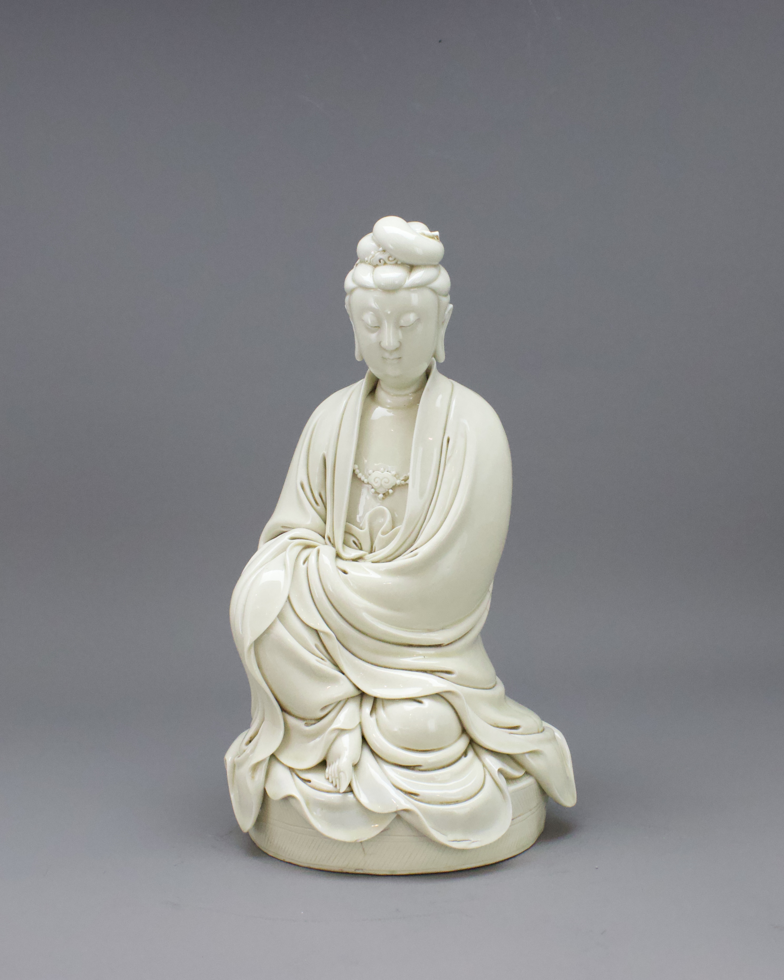 A Dehua Seated Figure of Guanyin, three character impressed sealmark He Chaozong H:28.8cm finely - Image 3 of 8