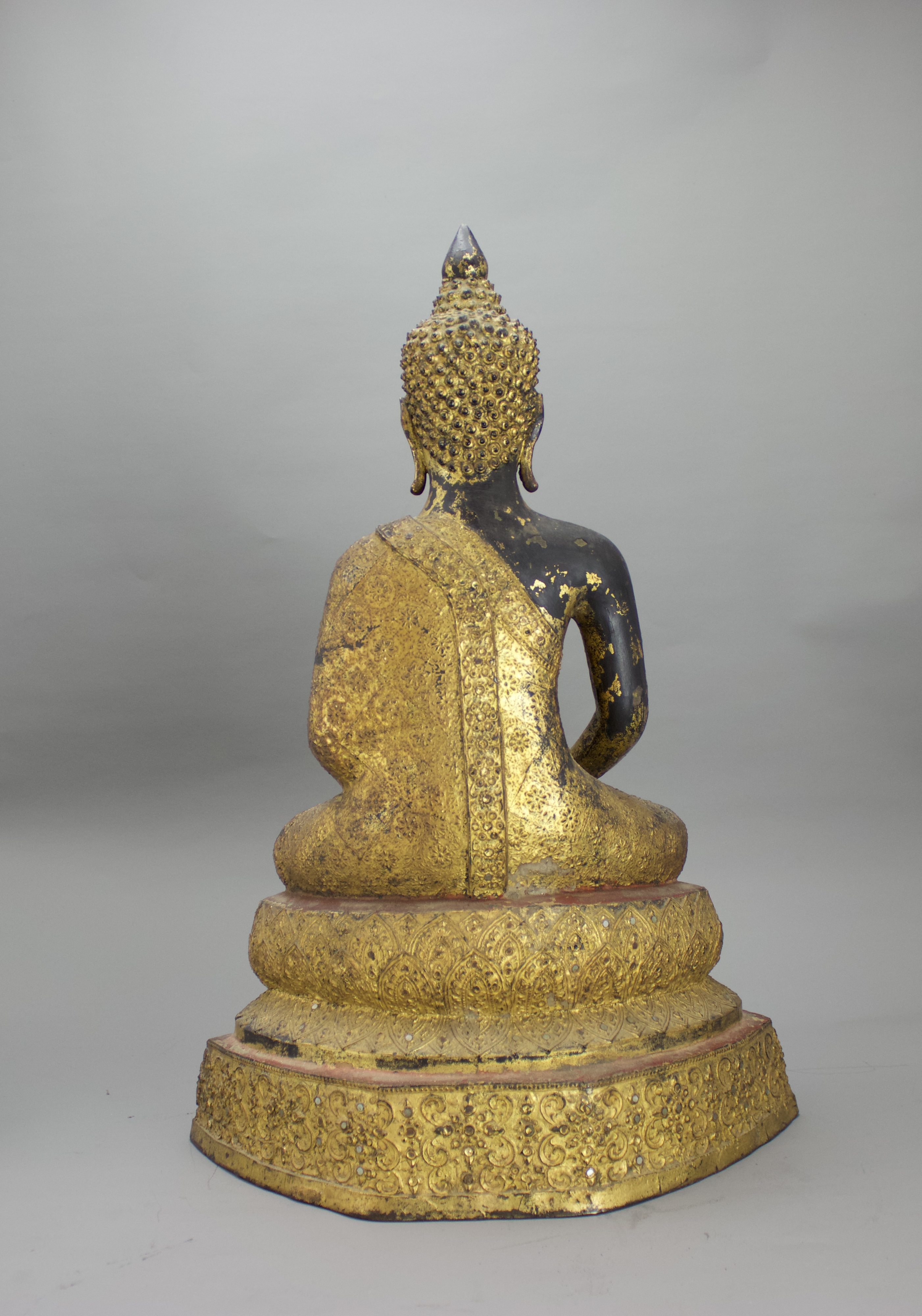 A Thai gilt lacquered Bronze Buddha, 19th century H: 47cm The serene figure seated in meditation - Bild 5 aus 6