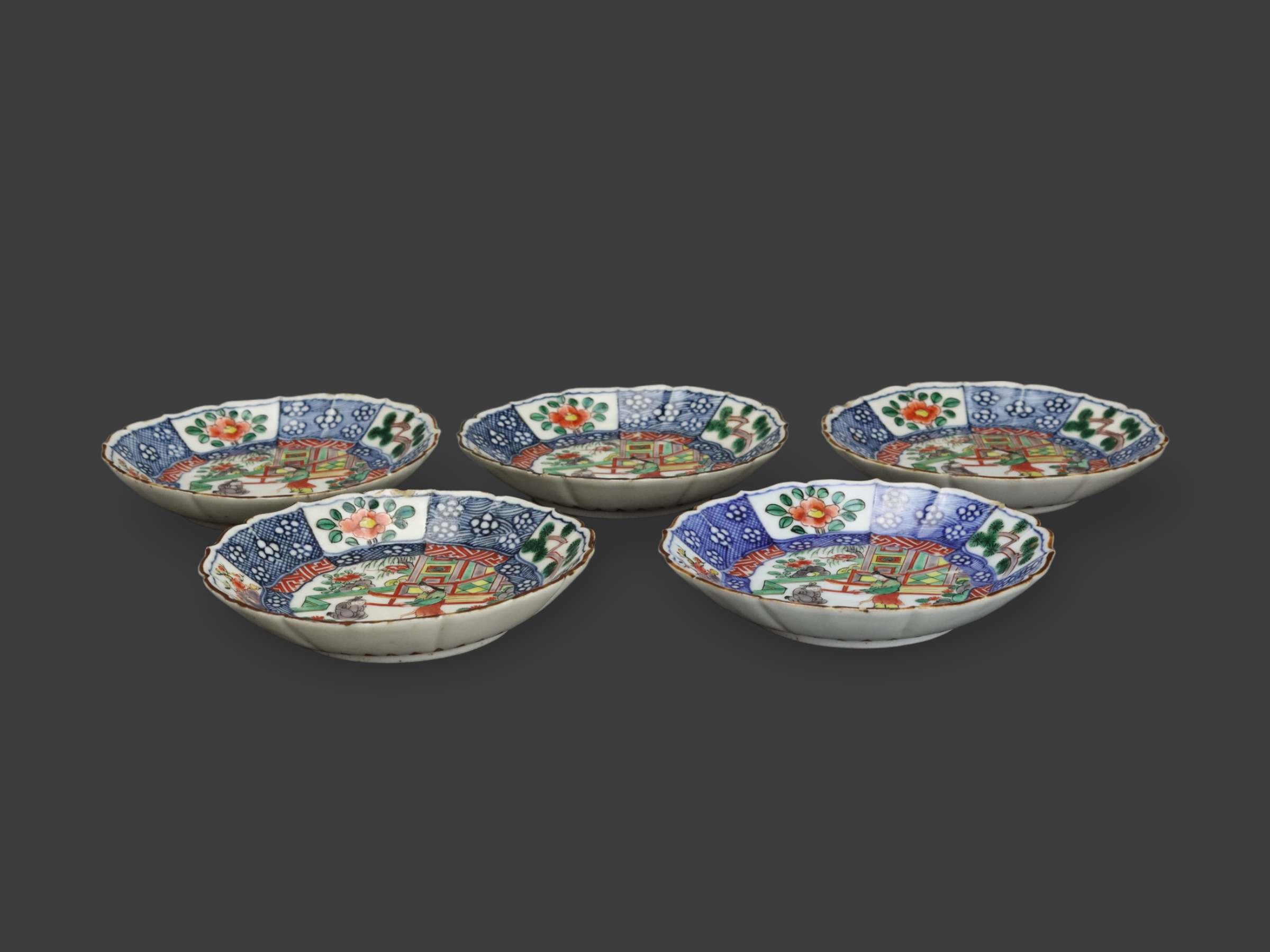 A Set of Five Japanese Arita Dishes, 19th Century W:15cm with central scene of a courtier kneeling - Bild 4 aus 4