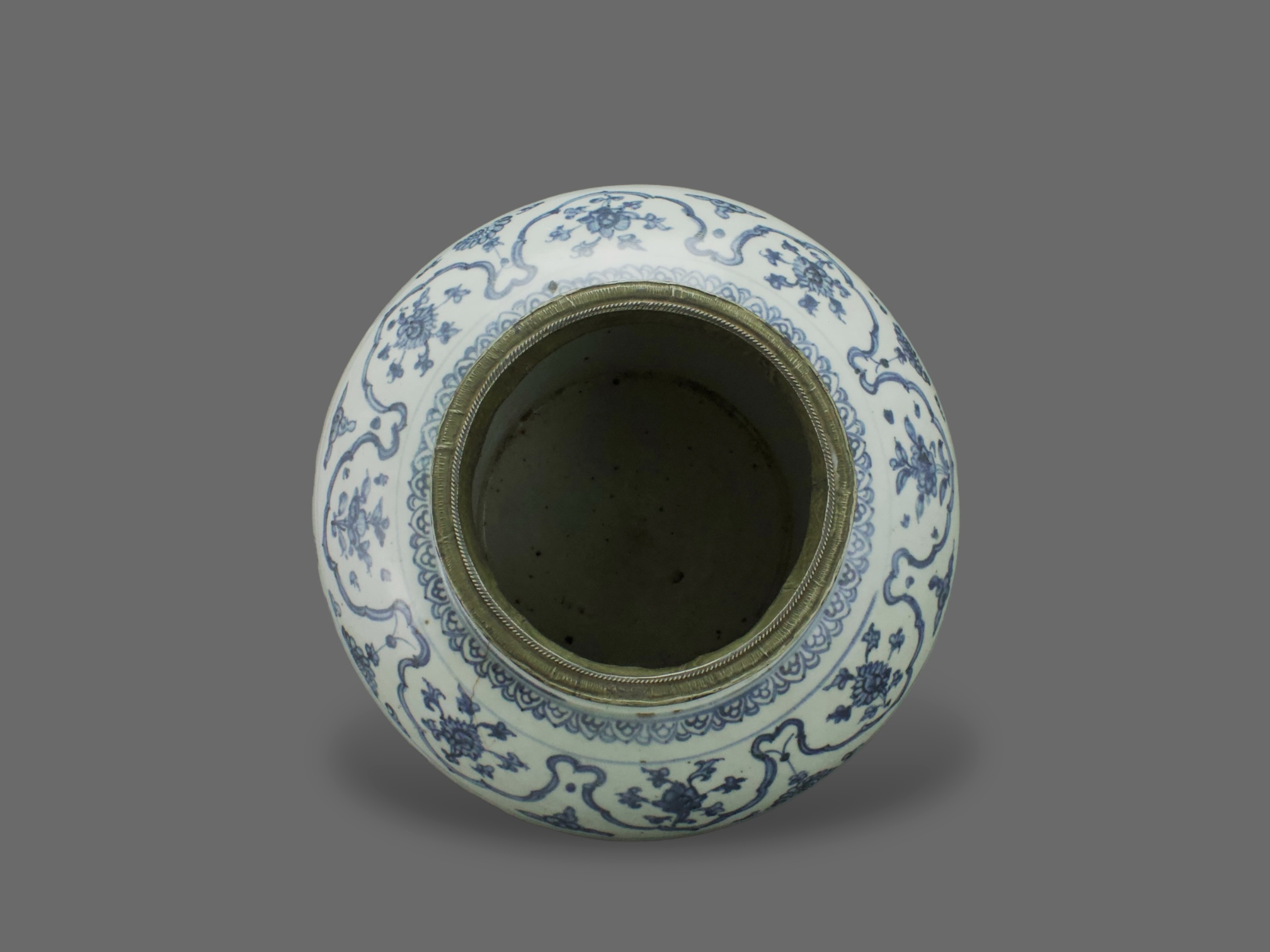 A Large Blue and White Lotus Jar, guan, mid Ming dynasty H:29.4cm the heavily potted jar of - Image 5 of 6