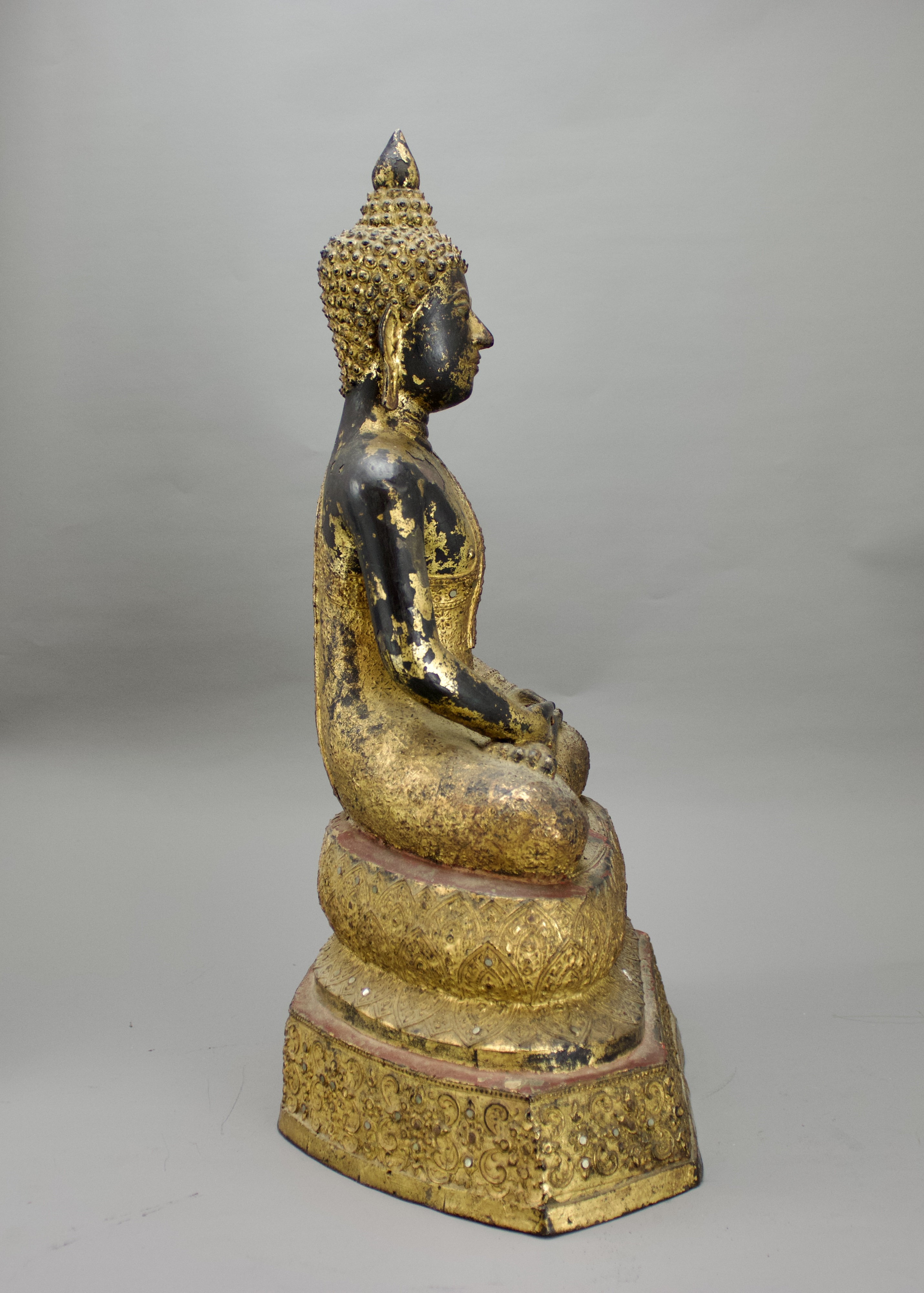 A Thai gilt lacquered Bronze Buddha, 19th century H: 47cm The serene figure seated in meditation - Bild 2 aus 6