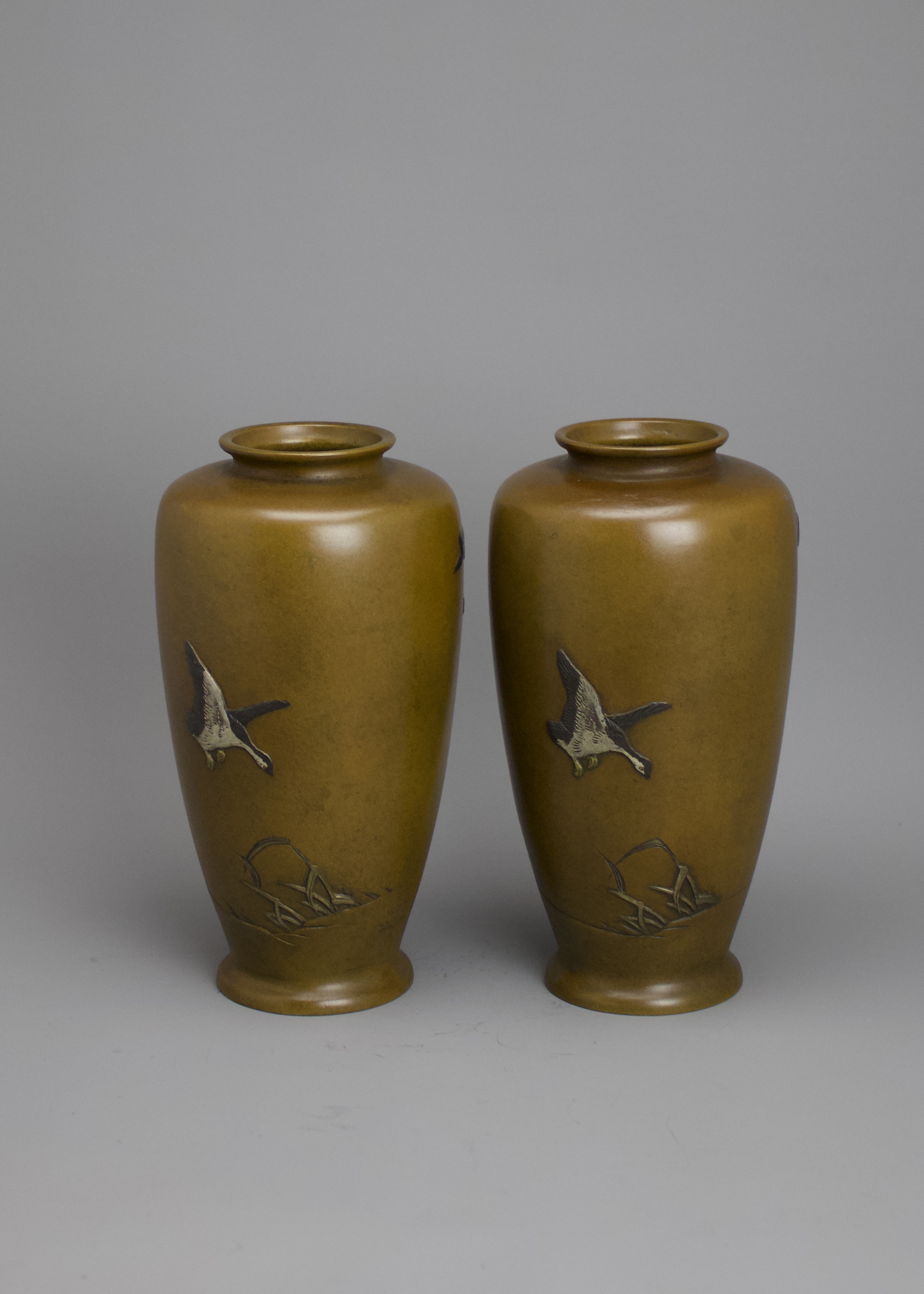 A Pair of Mixed Metal Japanese Vases, Meiji period H: 22cm decorated with three geese descending - Bild 2 aus 4