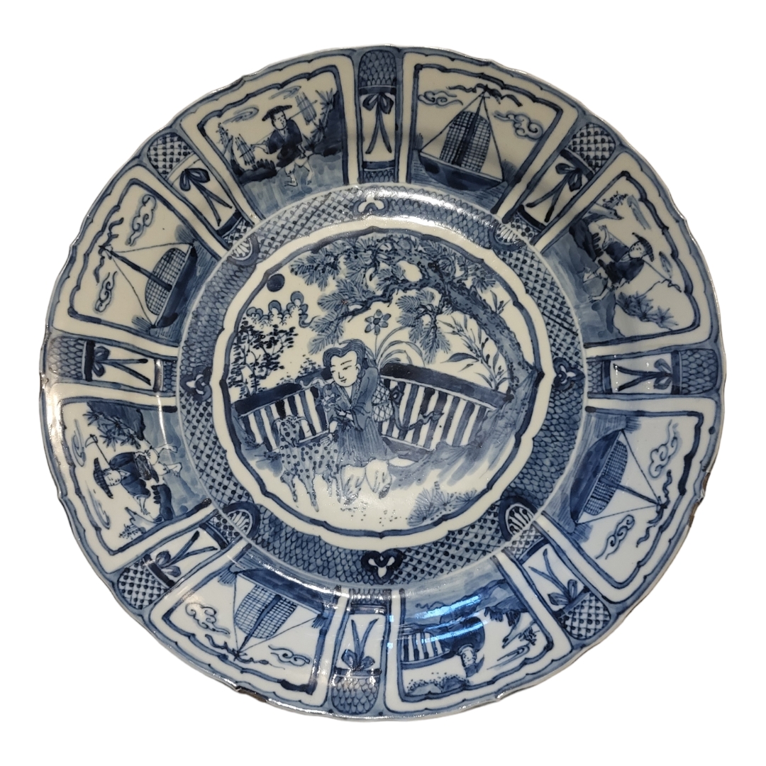 A LARGE LATE 17TH/EARLY 18TH CENTURY CHINESE BLUE AND WHITE 'KRAAK 'PORCELAIN CHARGER