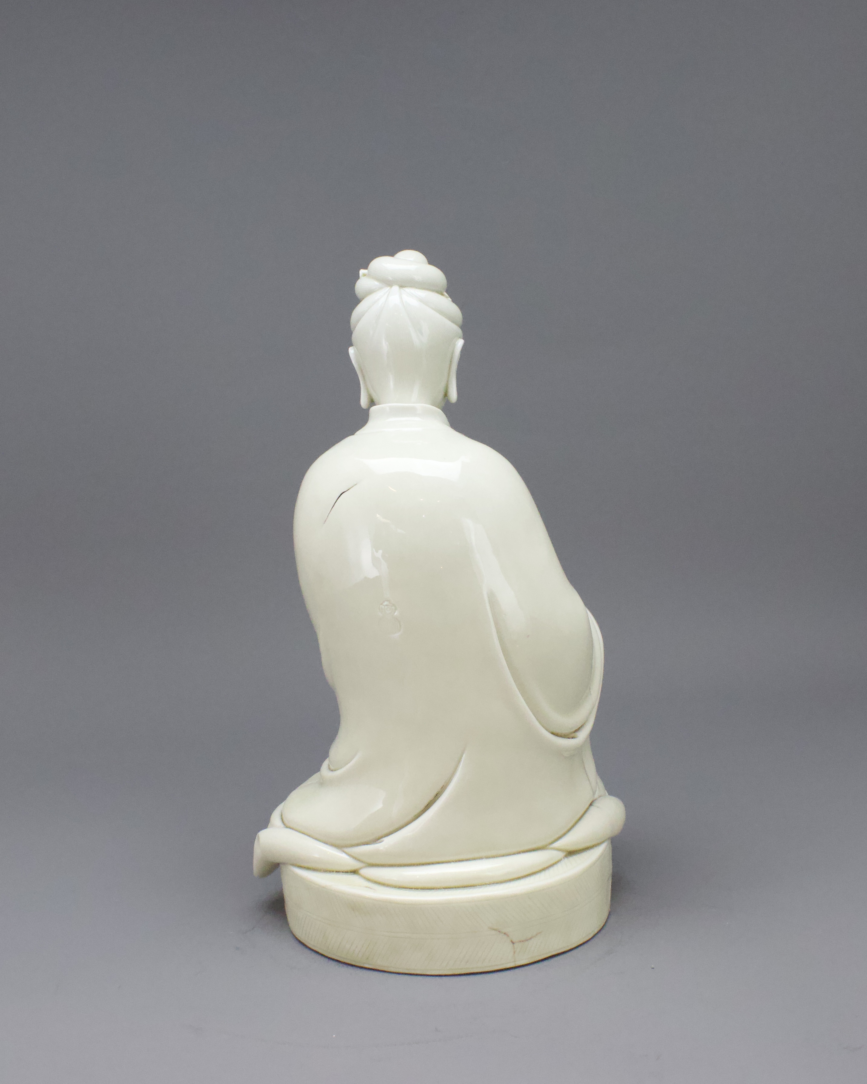 A Dehua Seated Figure of Guanyin, three character impressed sealmark He Chaozong H:28.8cm finely - Image 7 of 8