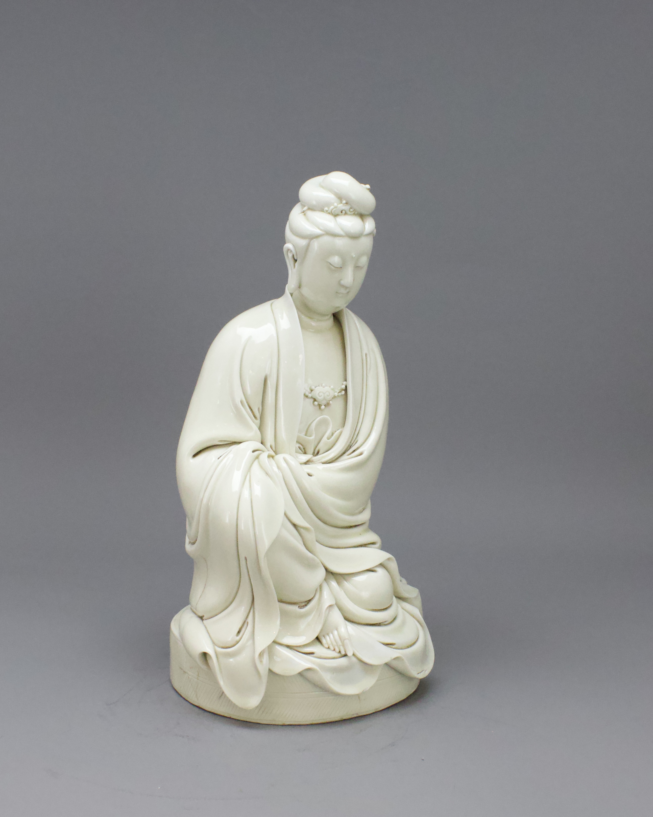 A Dehua Seated Figure of Guanyin, three character impressed sealmark He Chaozong H:28.8cm finely - Image 4 of 8