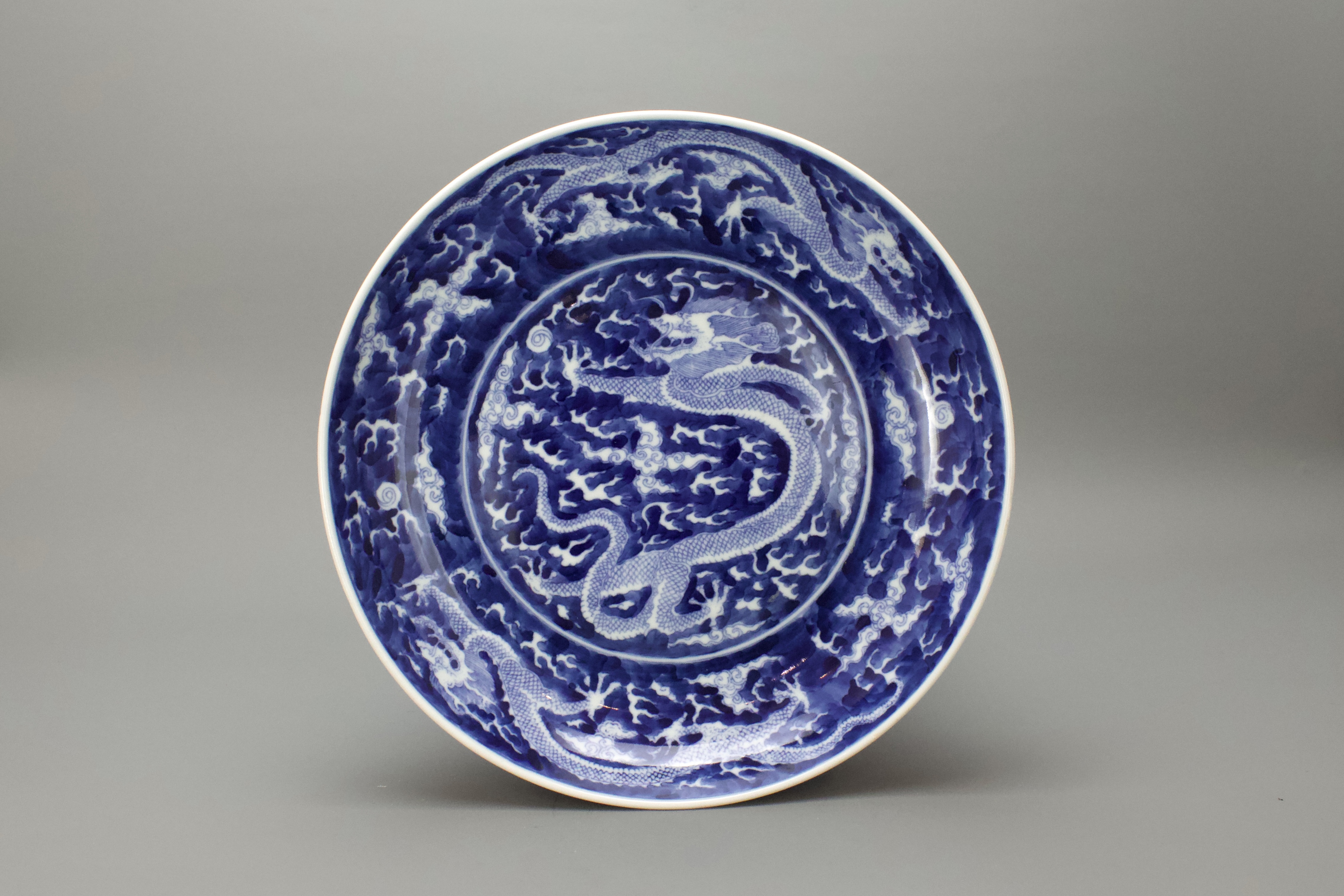A Blue and White Dragon Dish, six character mark of Kangxi W:24.5cm decorated with dragons