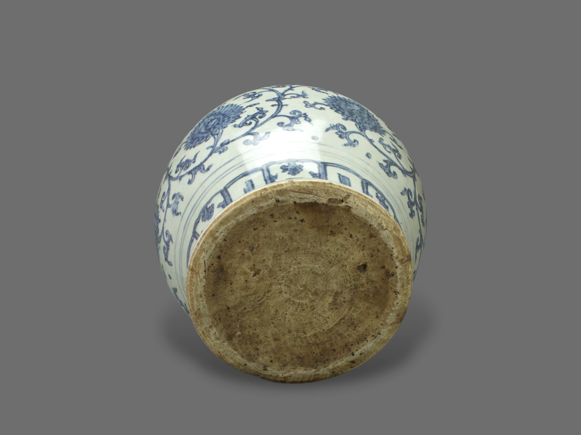 A Large Blue and White Lotus Jar, guan, mid Ming dynasty H:29.4cm the heavily potted jar of - Image 6 of 6