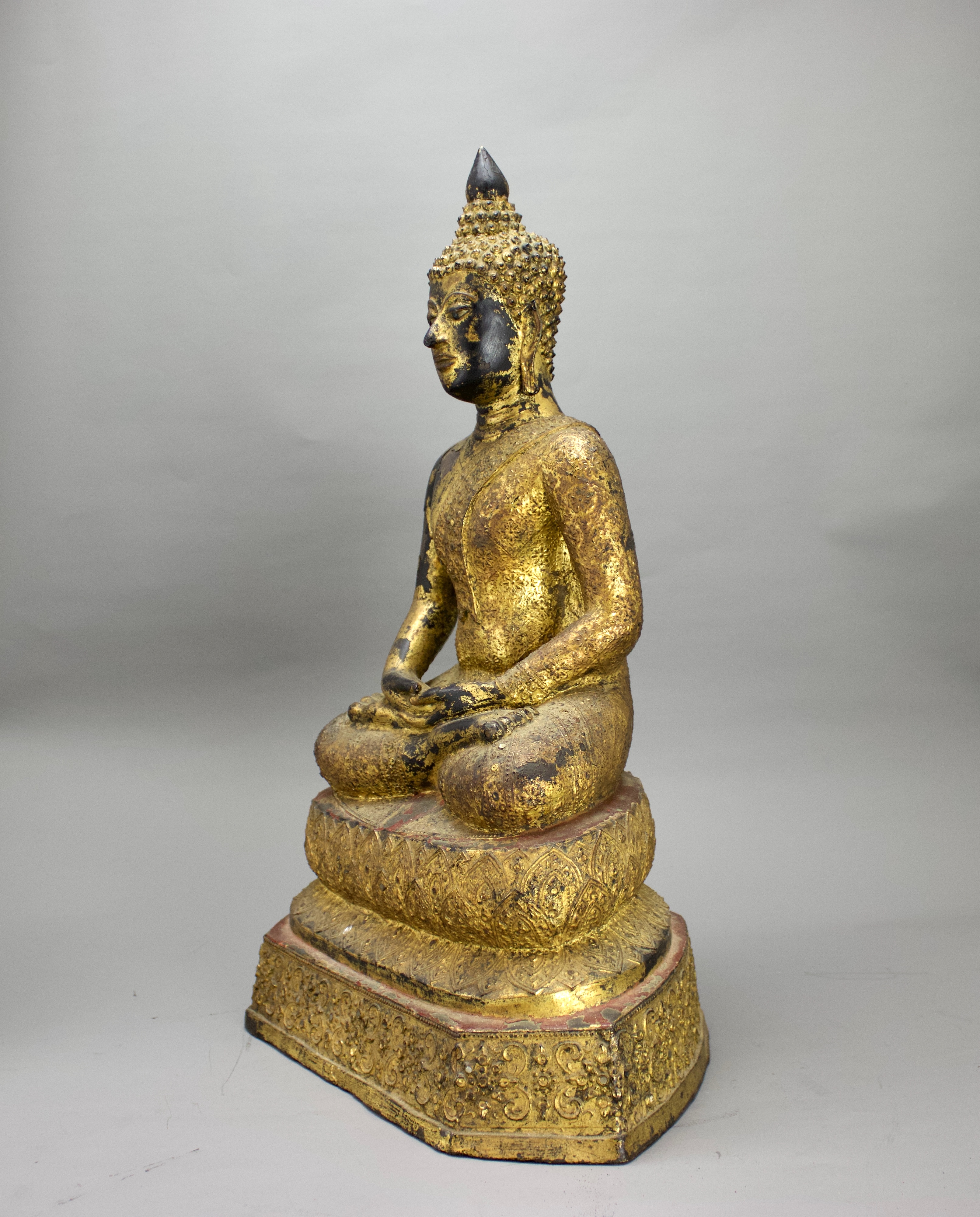 A Thai gilt lacquered Bronze Buddha, 19th century H: 47cm The serene figure seated in meditation - Bild 3 aus 6