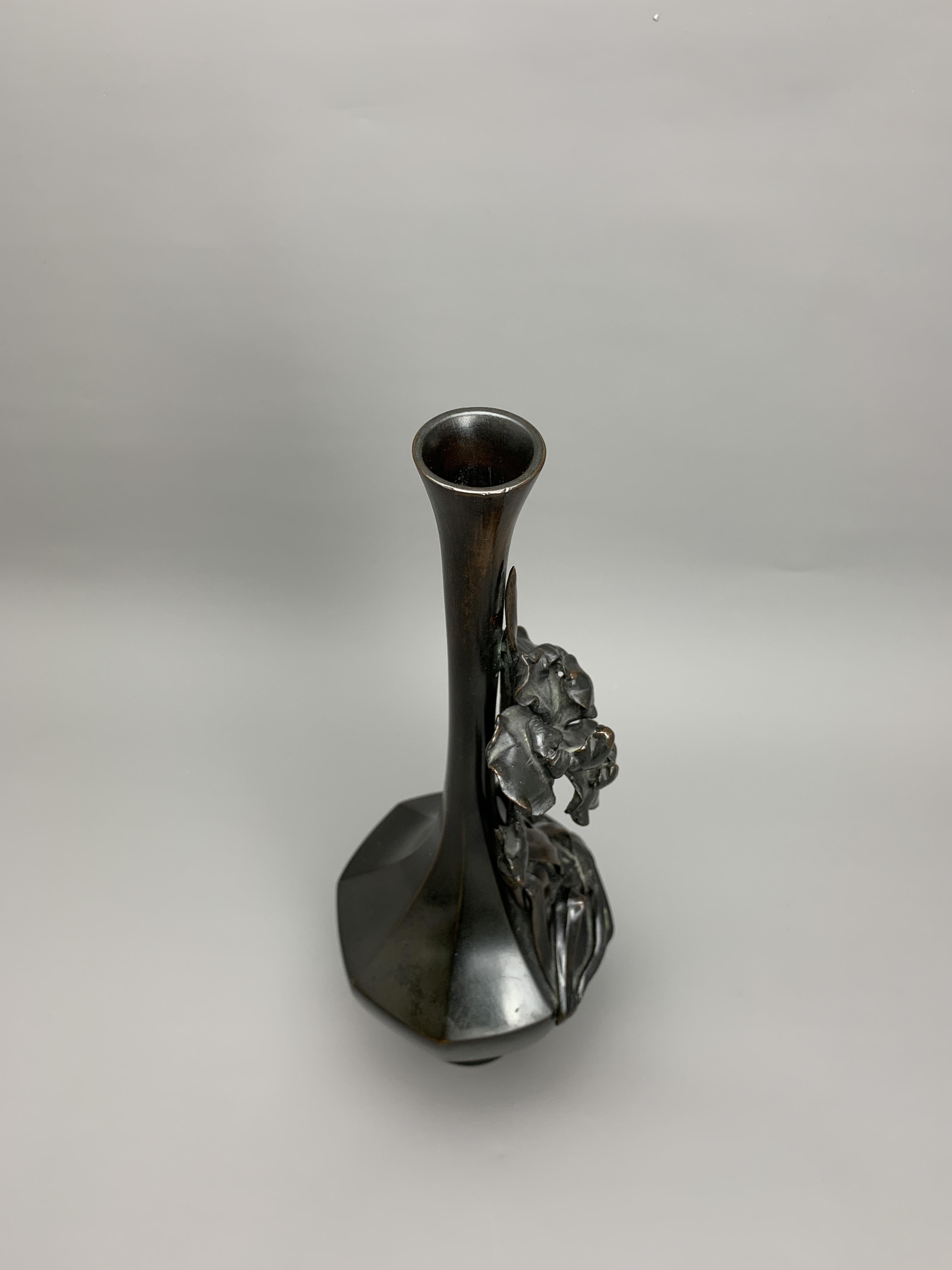 A Japanese Bronze 'Iris' Vase, Meiji period H:35.5cm the elegant tall bottle vase of hexagonal - Bild 3 aus 3