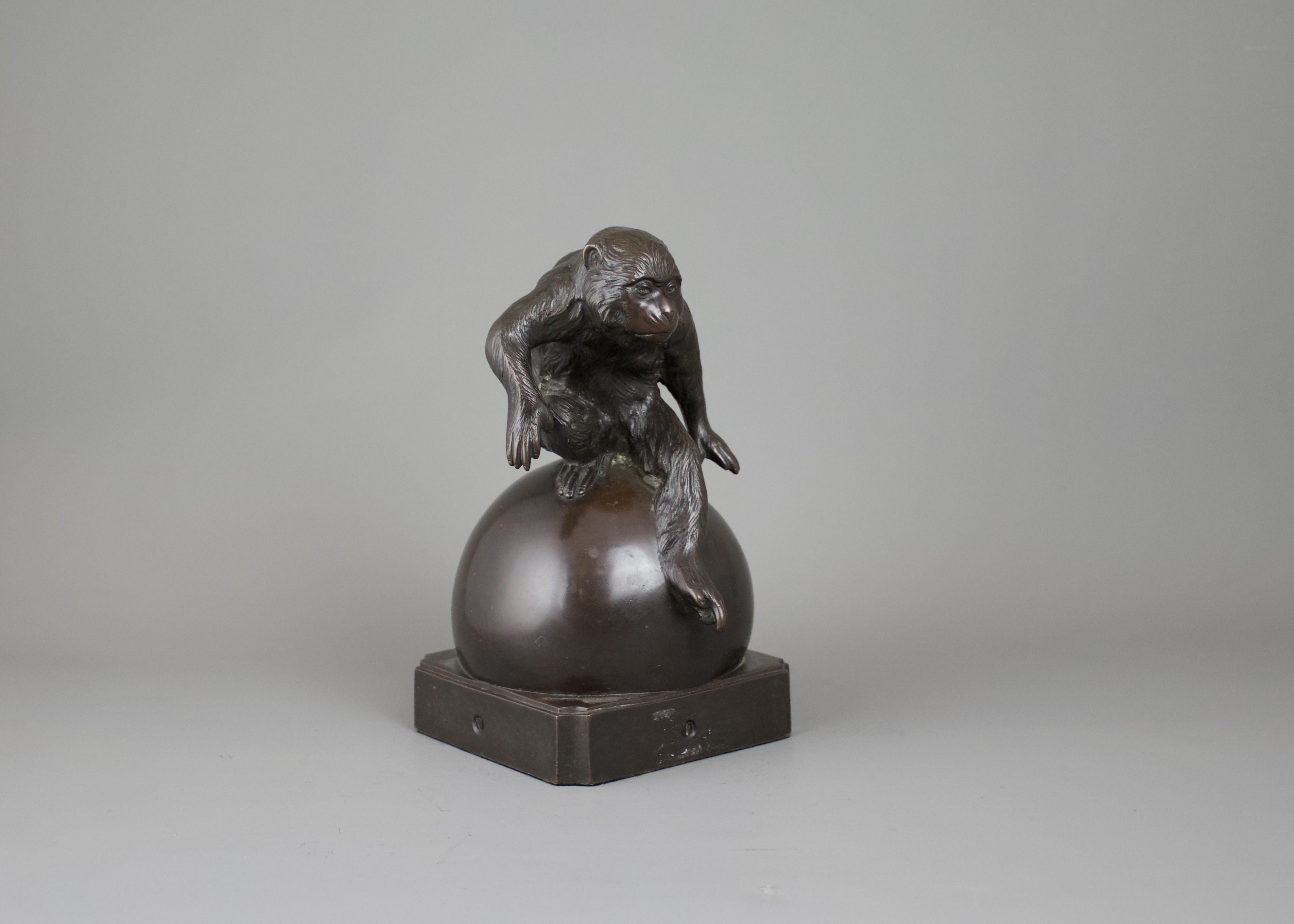 A Japanese Bronze Gibbon, Taisho period H:21.5cm with good dark patina, seated on a large ball as if - Bild 2 aus 7