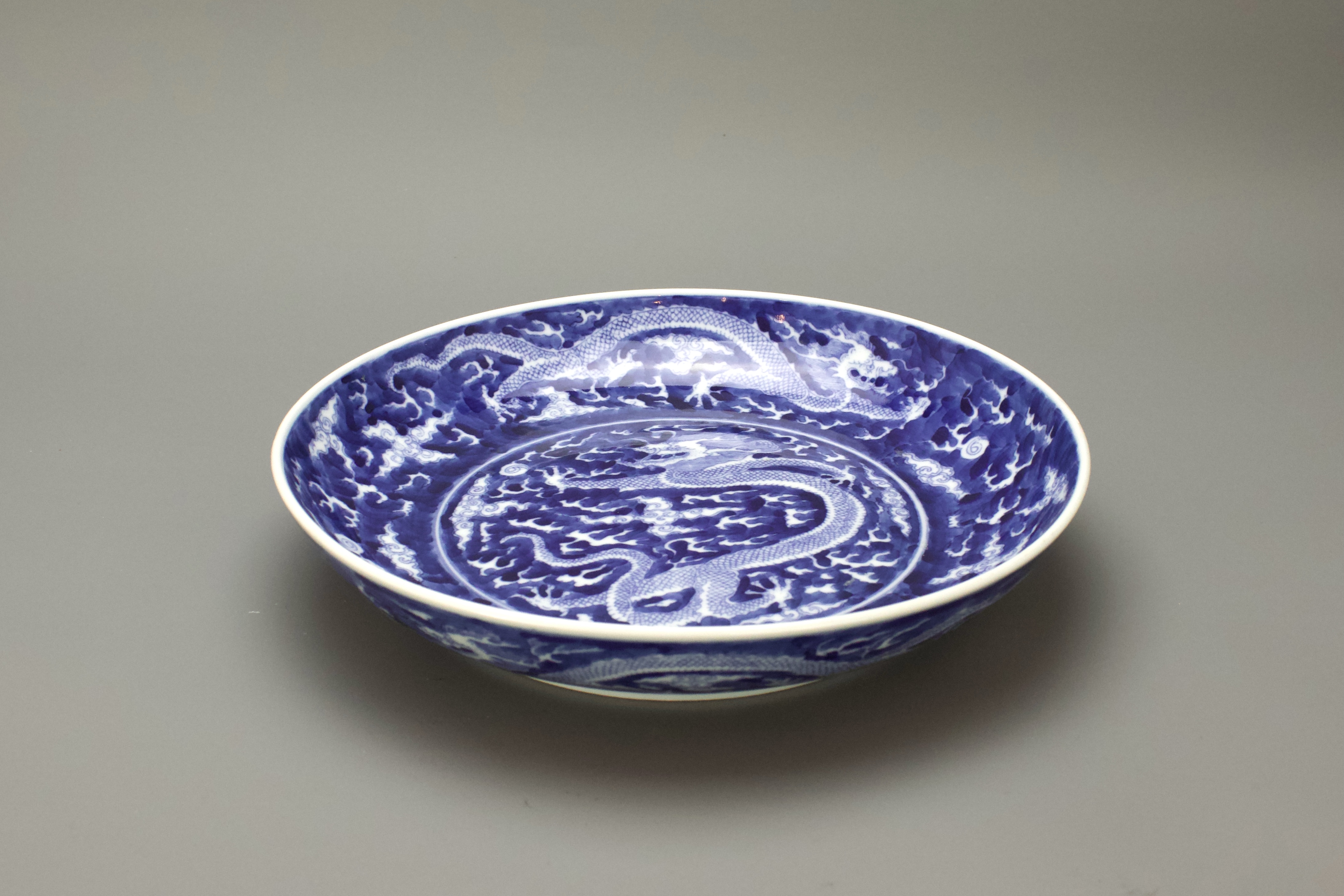 A Blue and White Dragon Dish, six character mark of Kangxi W:24.5cm decorated with dragons - Image 2 of 4