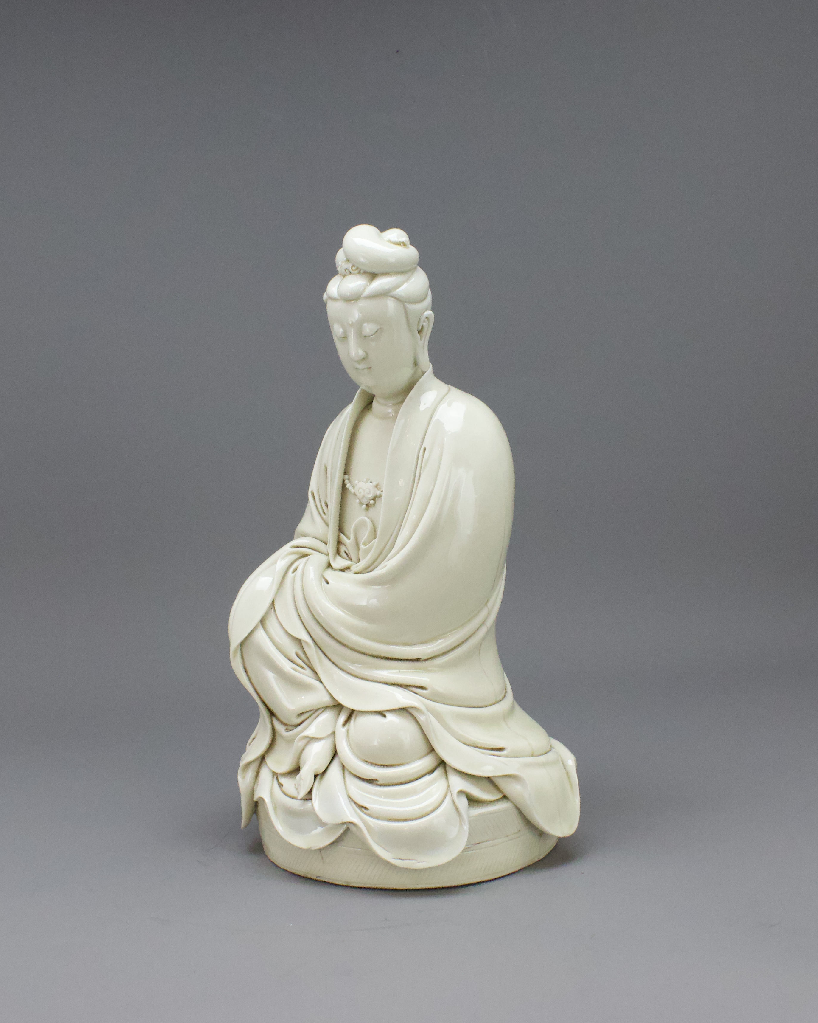 A Dehua Seated Figure of Guanyin, three character impressed sealmark He Chaozong H:28.8cm finely - Image 2 of 8