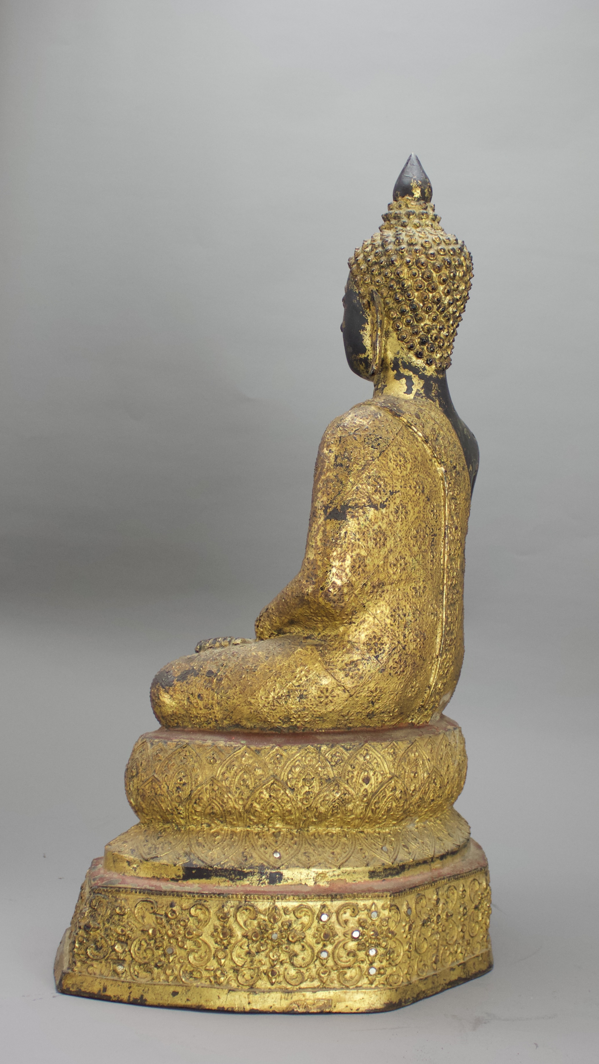 A Thai gilt lacquered Bronze Buddha, 19th century H: 47cm The serene figure seated in meditation - Bild 4 aus 6