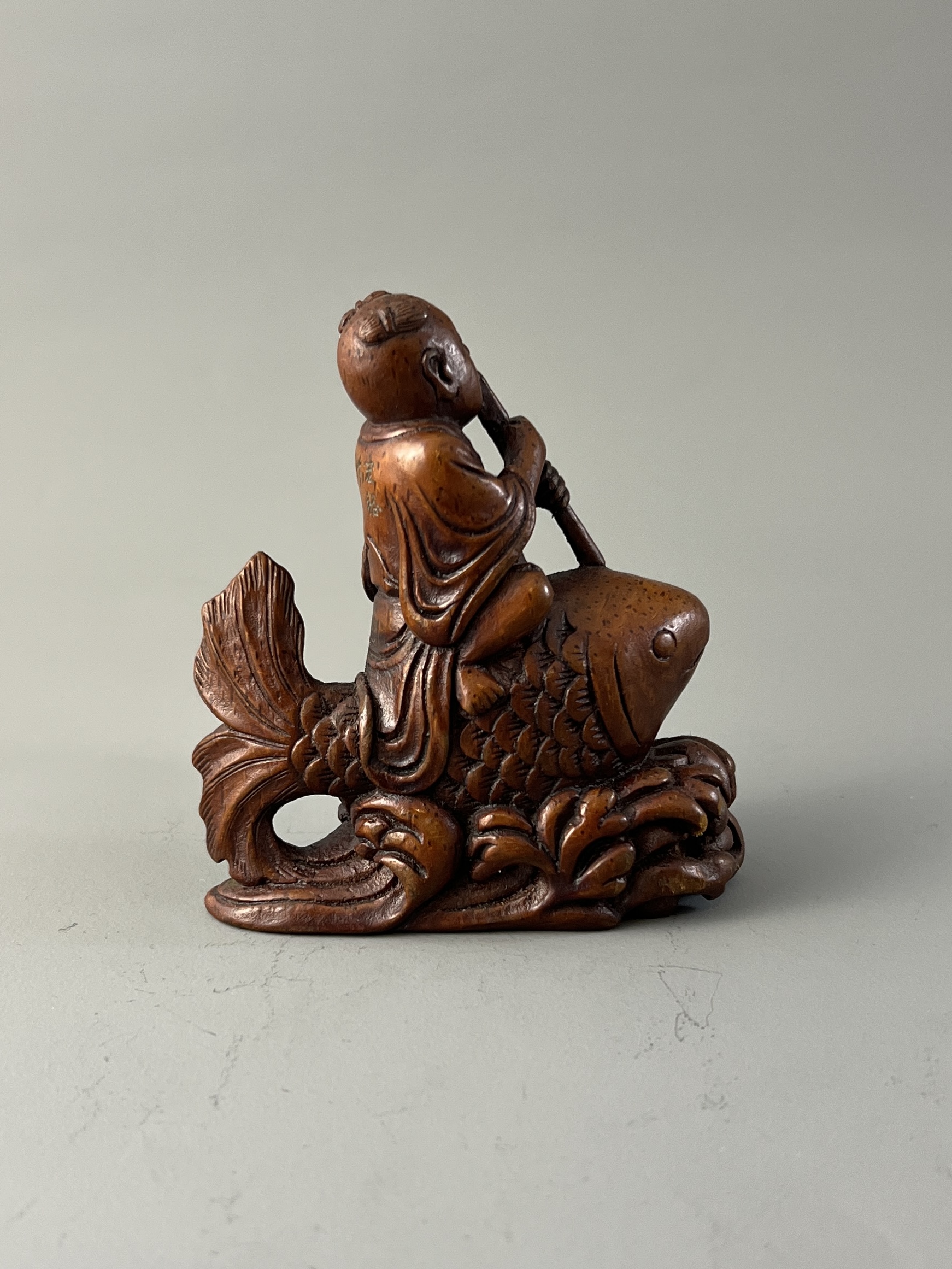 A Bamboo Boy and Carp H:9.7cm the boy playing the flute as he rides a giant carp among waves - Bild 2 aus 7