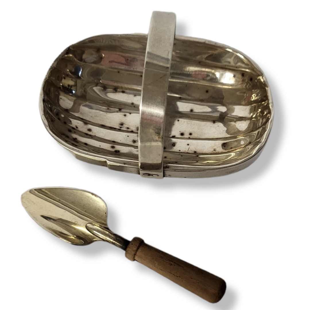 A 20TH CENTURY SILVER NOVELTY OVAL FLOWER BASKET AND SHOVEL With a single carry handle, hallmarked - Image 3 of 5