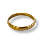 AN EARLY 20TH CENTURY 22CT PLAIN GOLD WEDDING RING. (size P) Condition: good