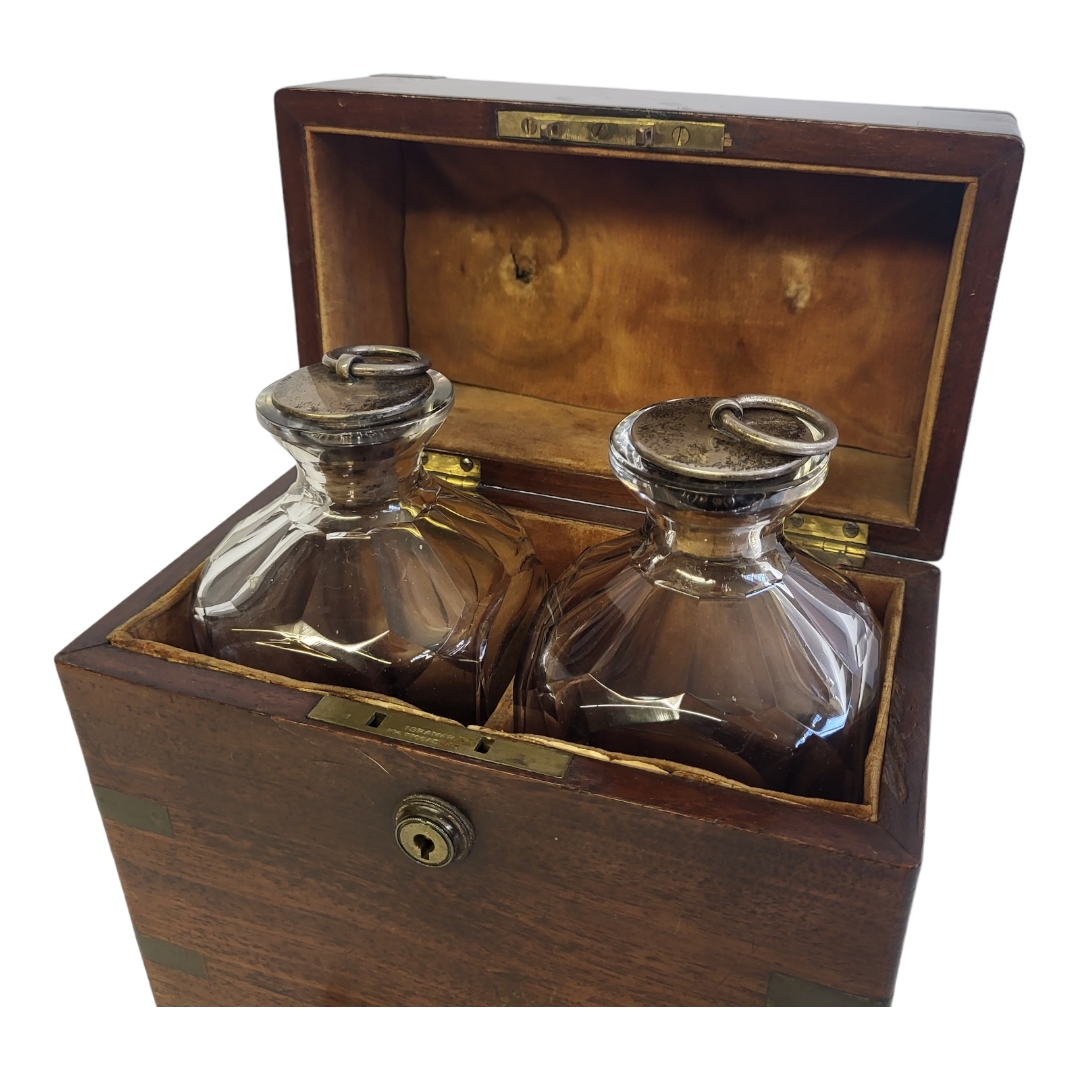 A FINE LATE GEORGE III/EARLY VICTORIAN MAHOGANY TRAVELLING BRASS BOUND LIQUEUR/SPIRIT DECANTER BOX - Image 8 of 17