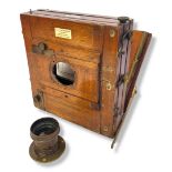 E.T. UNDERWOOD ?THE INSTANTO? HALF PLATE WOODEN BELLOWS CAMERA. In need of attention, no DDS,