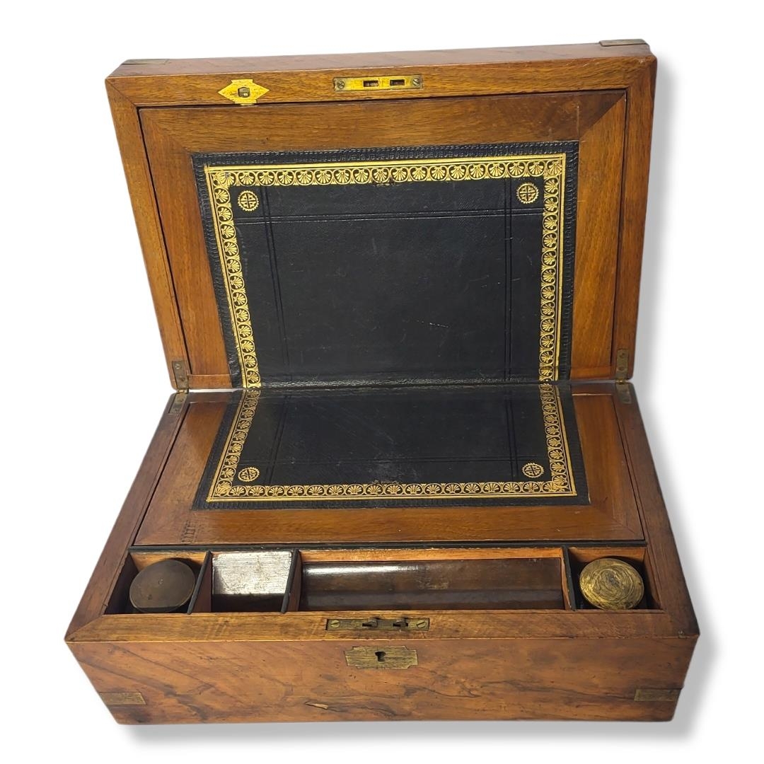 A VICTORIAN WALNUT AND BRASS WRITING SLOPE Having brass corners and escutcheon, leather slope and - Bild 3 aus 3
