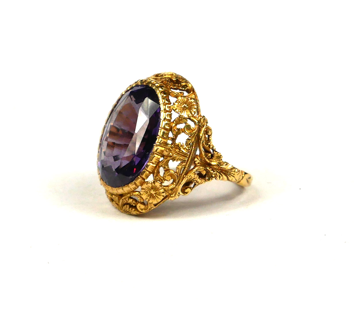 A LARGE 19TH CENTURY/20TH CENTURY HIGH CARAT YELLOW METAL AND ALEXANDRITE RING Having a chased - Image 2 of 5