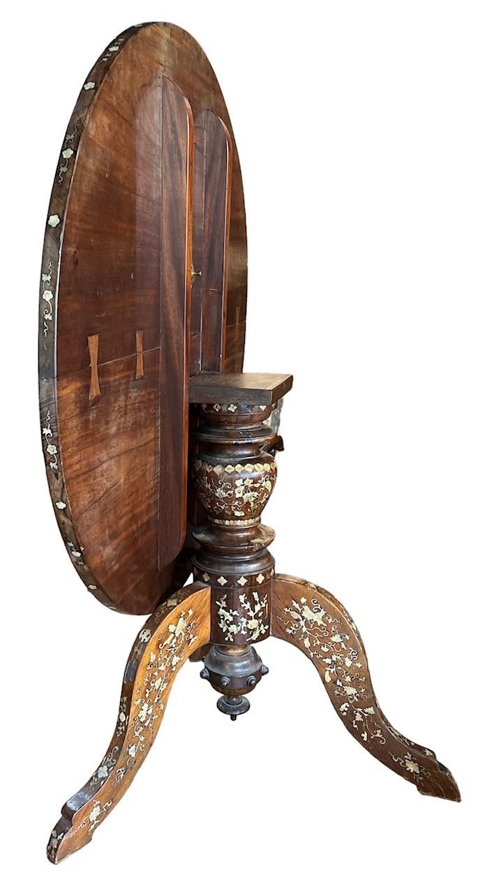 A FINE 19TH CENTURY ANGLO-CHINESE SOLID HARDWOOD AND MOTHER OF PEARL INLAID TILT TOP TABLE The - Image 9 of 9