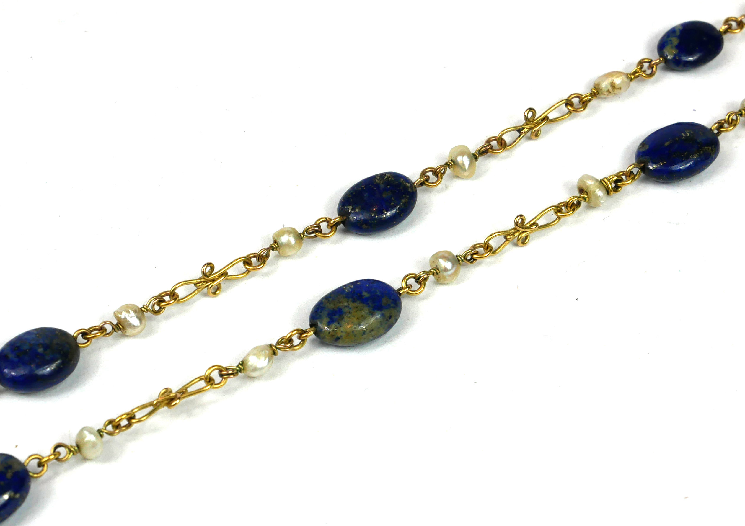 A 9CT GOLD, PEARL AND LAPIS LAZULI NECKLACE HAVING STYLISED FIGARO LINKS. (length 71cm, gross weight - Image 2 of 5