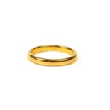 A 22CT GOLD BAND. (UK size L, 3.3g)