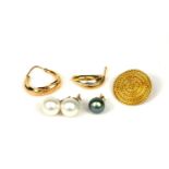 A PAIR OF 18CT WHITE GOLD AND PEARL EARRINGS, TOGETHER WITH A COLLECTION OF LOOSE 18CT GOLD