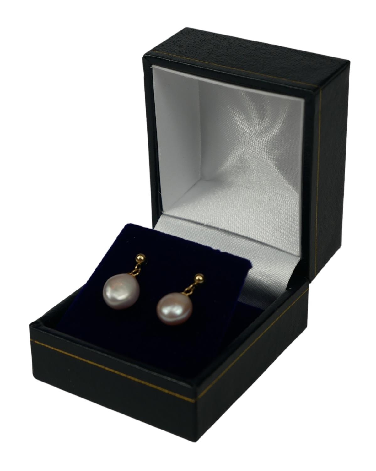 PAIR OF 9CT YELLOW GOLD EARRINGS with suspended pinkish naturally shaped freshwater cultured pearls. - Image 2 of 2