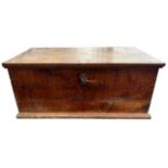 A LARGE RARE 18TH CENTURY AMERICAN QUEEN ANNE SOUTH-EASTERN PENNSYLVANIA WALNUT TRAVELLING CHEST/