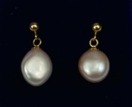 PAIR OF 9CT YELLOW GOLD EARRINGS with suspended pinkish naturally shaped freshwater cultured pearls.