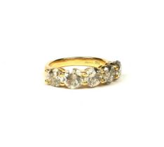 AN 18CT YELLOW GOLD FIVE STONE DIAMOND RINGwith WGI Certificate (Round brilliant cut diamonds 3.90ct