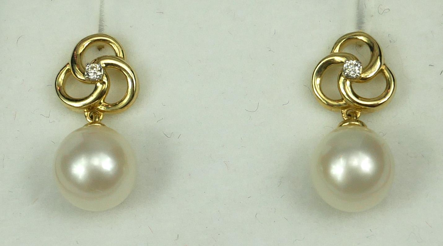 A PAIR 9CT YELLOW GOLD ROUND FRESHWATER PEARL AND DIAMOND DROP EARRINGS. (Approx Diamonds 0.05ct) - Image 2 of 2