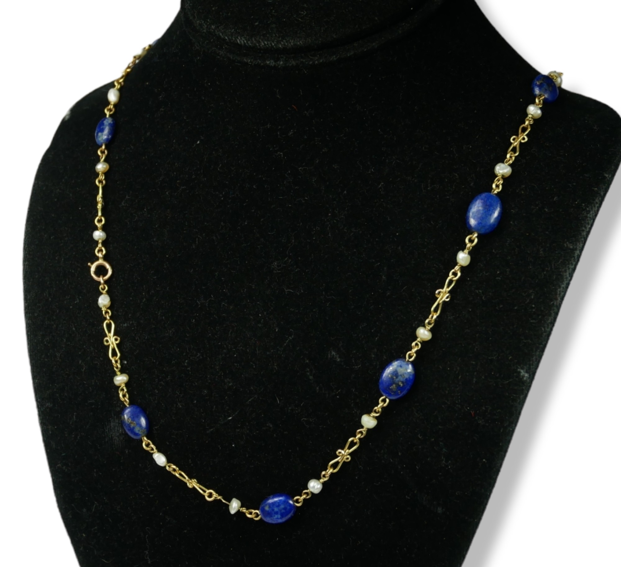 A 9CT GOLD, PEARL AND LAPIS LAZULI NECKLACE HAVING STYLISED FIGARO LINKS. (length 71cm, gross weight - Image 5 of 5