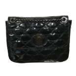 LULU GUINNESS, A GLOSSY BLACK HANDBAG WITH SILVERED BLACK METAL STRAP. (21cm x 28cm)