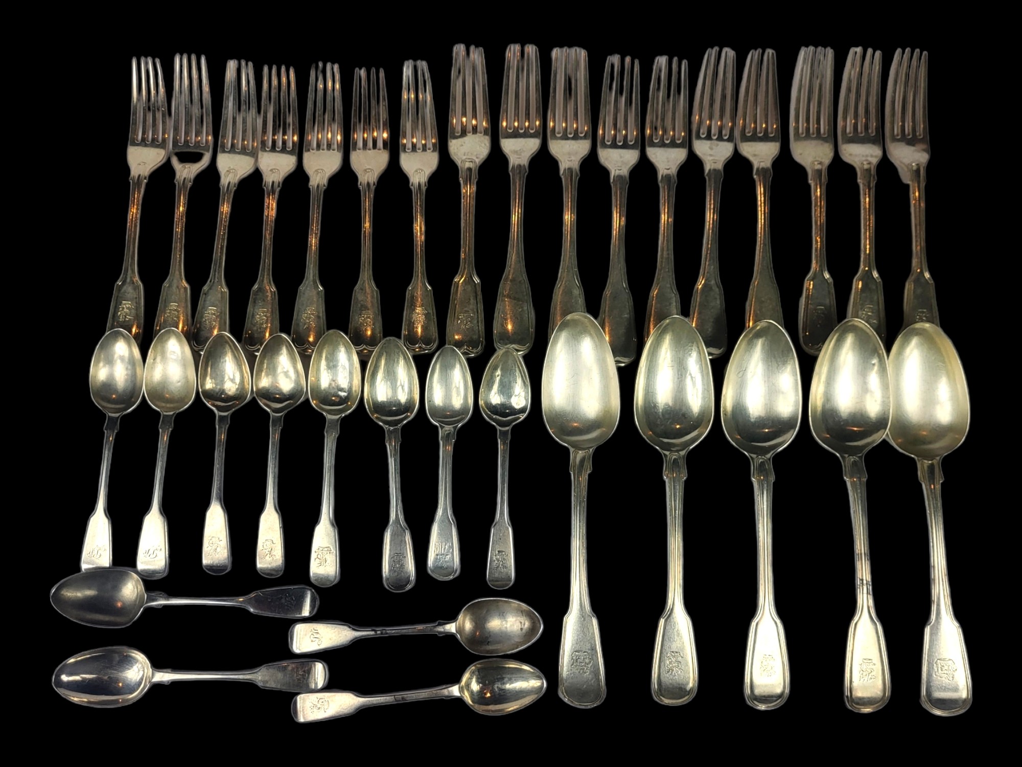A LARGE COLLECTION OF GEORGE III AND LATER SILVER CUTLERY ALL HAVING FIDDLE AND THREAD PATTERN - Image 3 of 3
