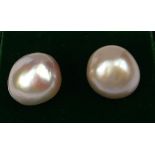 A PAIR OF 9CT YELLOW GOLD, PINK PEARL EARRINGS.